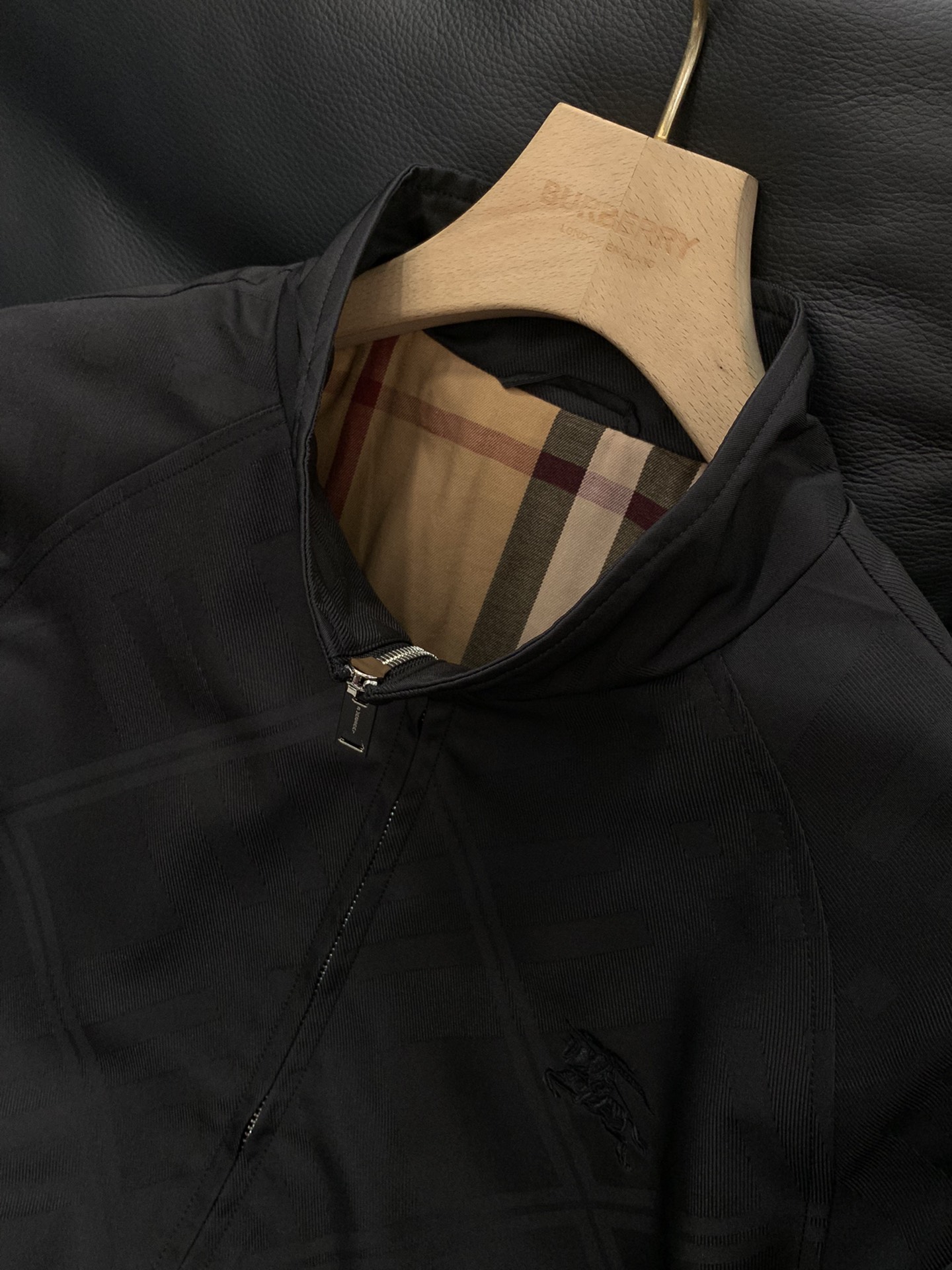 ，Burberry 巴宝莉，2025秋季最新品，专柜同步有售，原单狠货，时尚休闲夹克翻领外套，进口原版面
