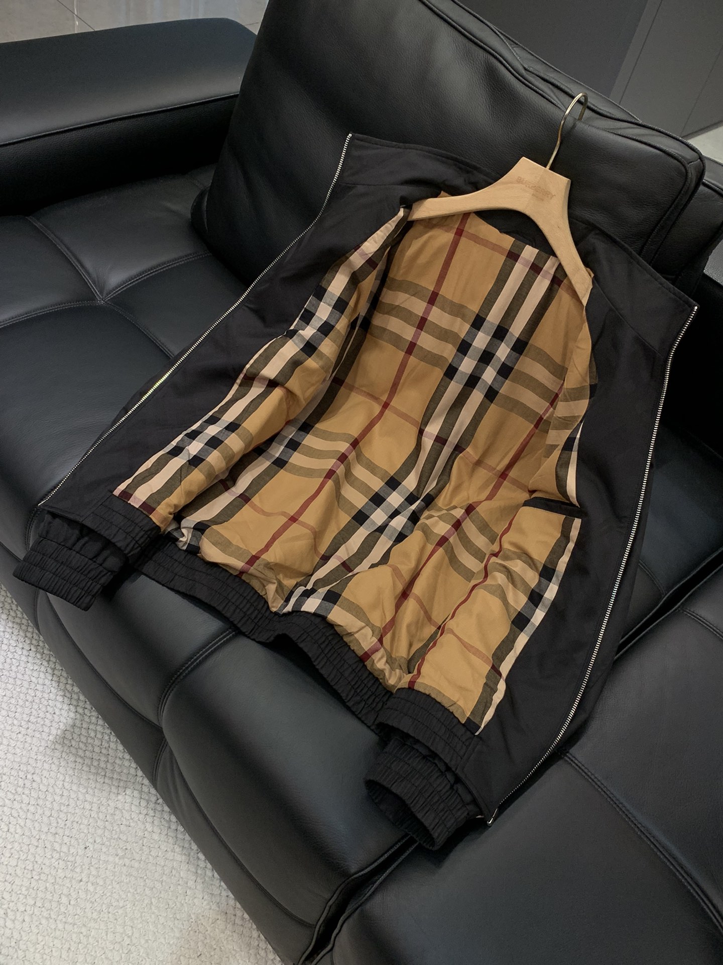 ，Burberry 巴宝莉，2025秋季最新品，专柜同步有售，原单狠货，时尚休闲夹克翻领外套，进口原版面