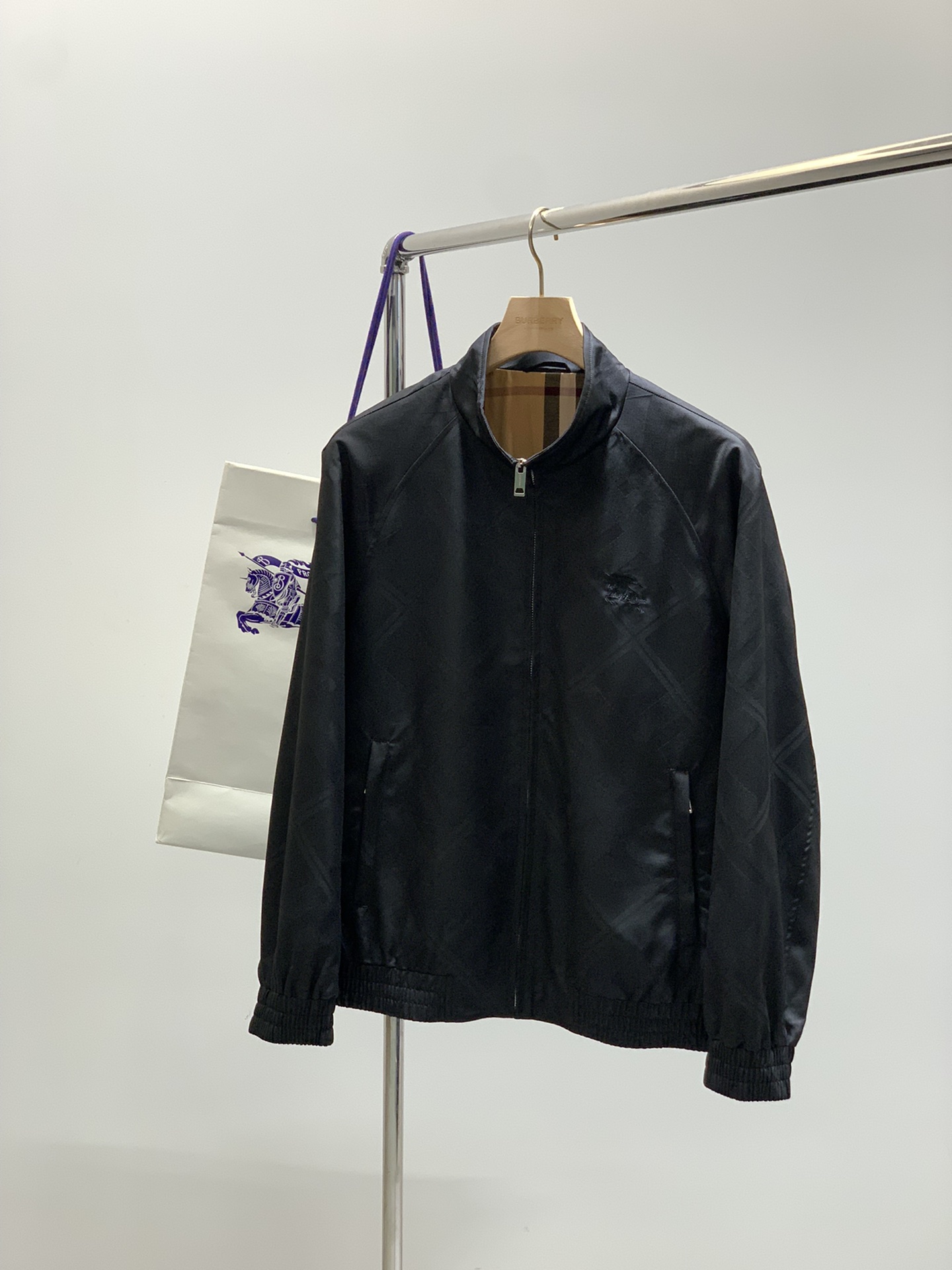 ，Burberry 巴宝莉，2025秋季最新品，专柜同步有售，原单狠货，时尚休闲夹克翻领外套，进口原版面