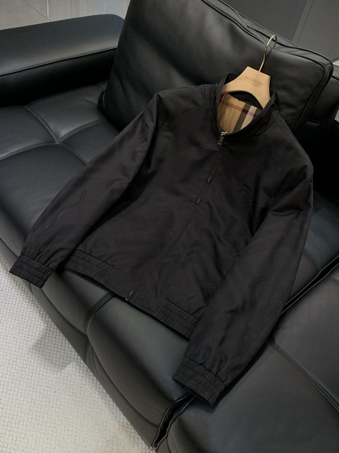 ，Burberry 巴宝莉，2025秋季最新品，专柜同步有售，原单狠货，时尚休闲夹克翻领外套，进口原版面