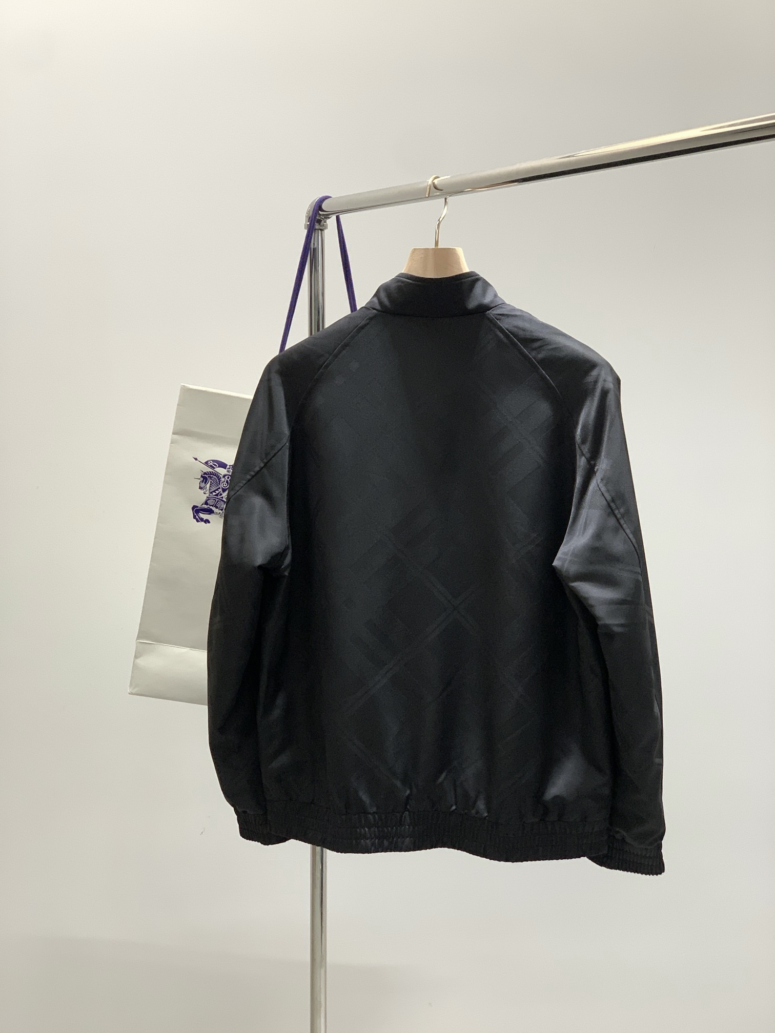 ，Burberry 巴宝莉，2025秋季最新品，专柜同步有售，原单狠货，时尚休闲夹克翻领外套，进口原版面