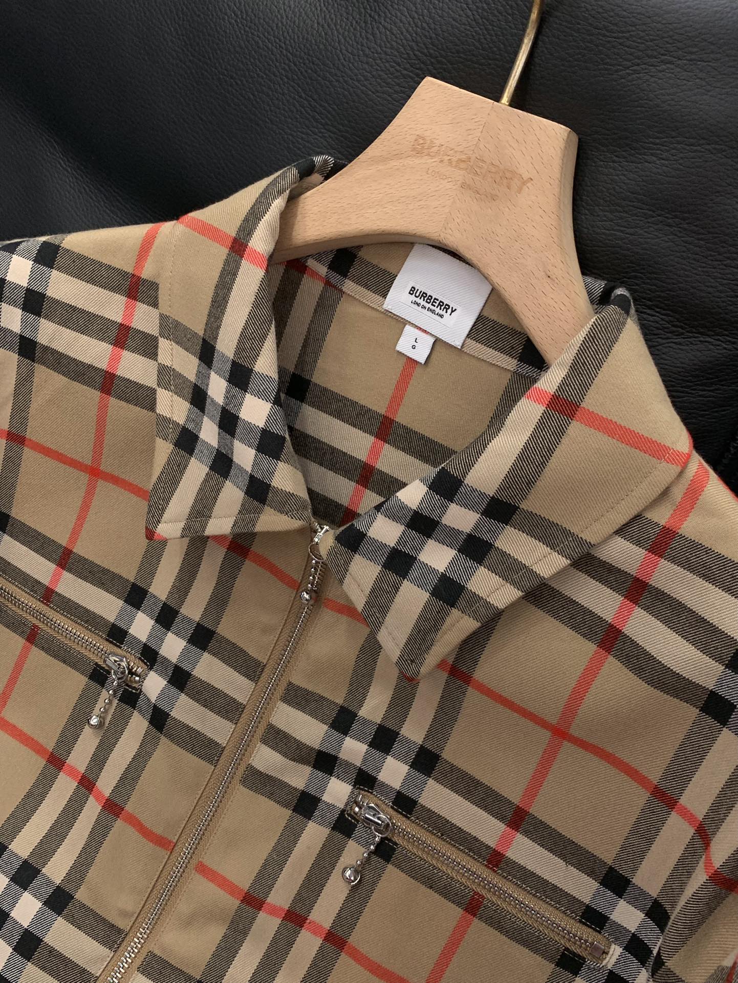 ，Burberry 巴宝莉，2025秋季最新品，专柜同步有售，原单狠货，时尚休闲夹克翻领外套，进口原版面