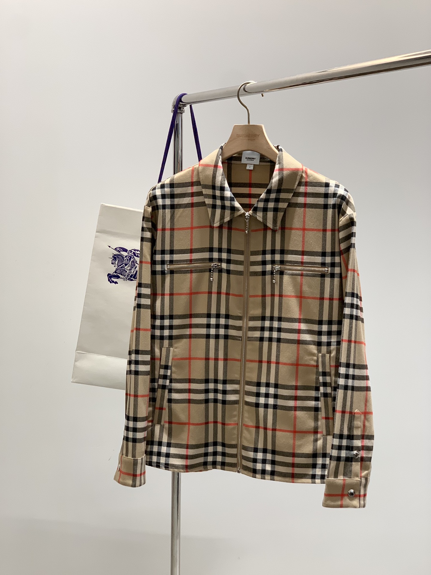 ，Burberry 巴宝莉，2025秋季最新品，专柜同步有售，原单狠货，时尚休闲夹克翻领外套，进口原版面