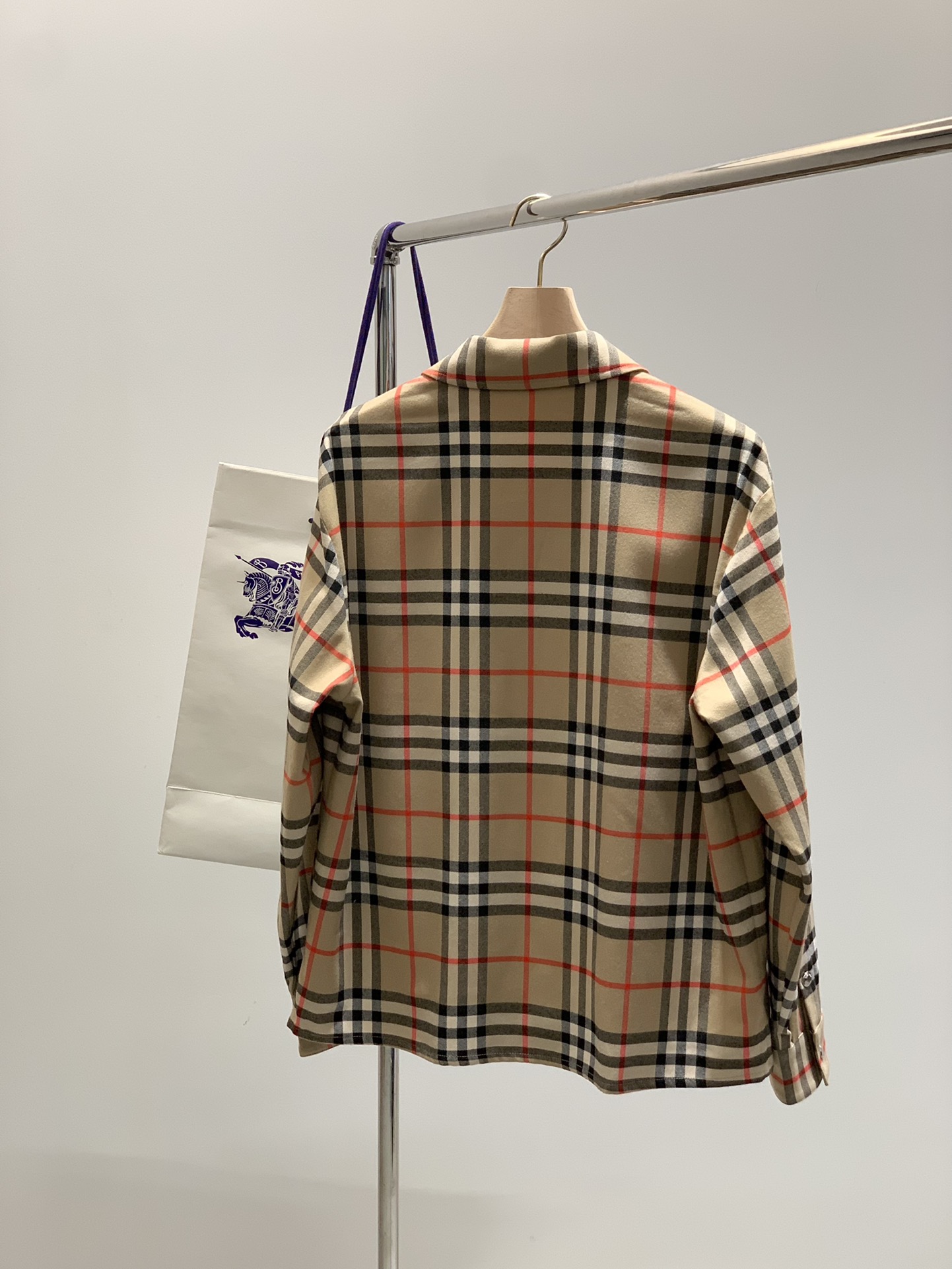 ，Burberry 巴宝莉，2025秋季最新品，专柜同步有售，原单狠货，时尚休闲夹克翻领外套，进口原版面