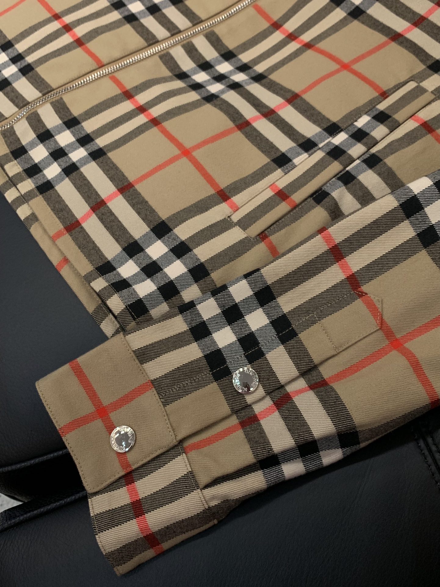 ，Burberry 巴宝莉，2025秋季最新品，专柜同步有售，原单狠货，时尚休闲夹克翻领外套，进口原版面