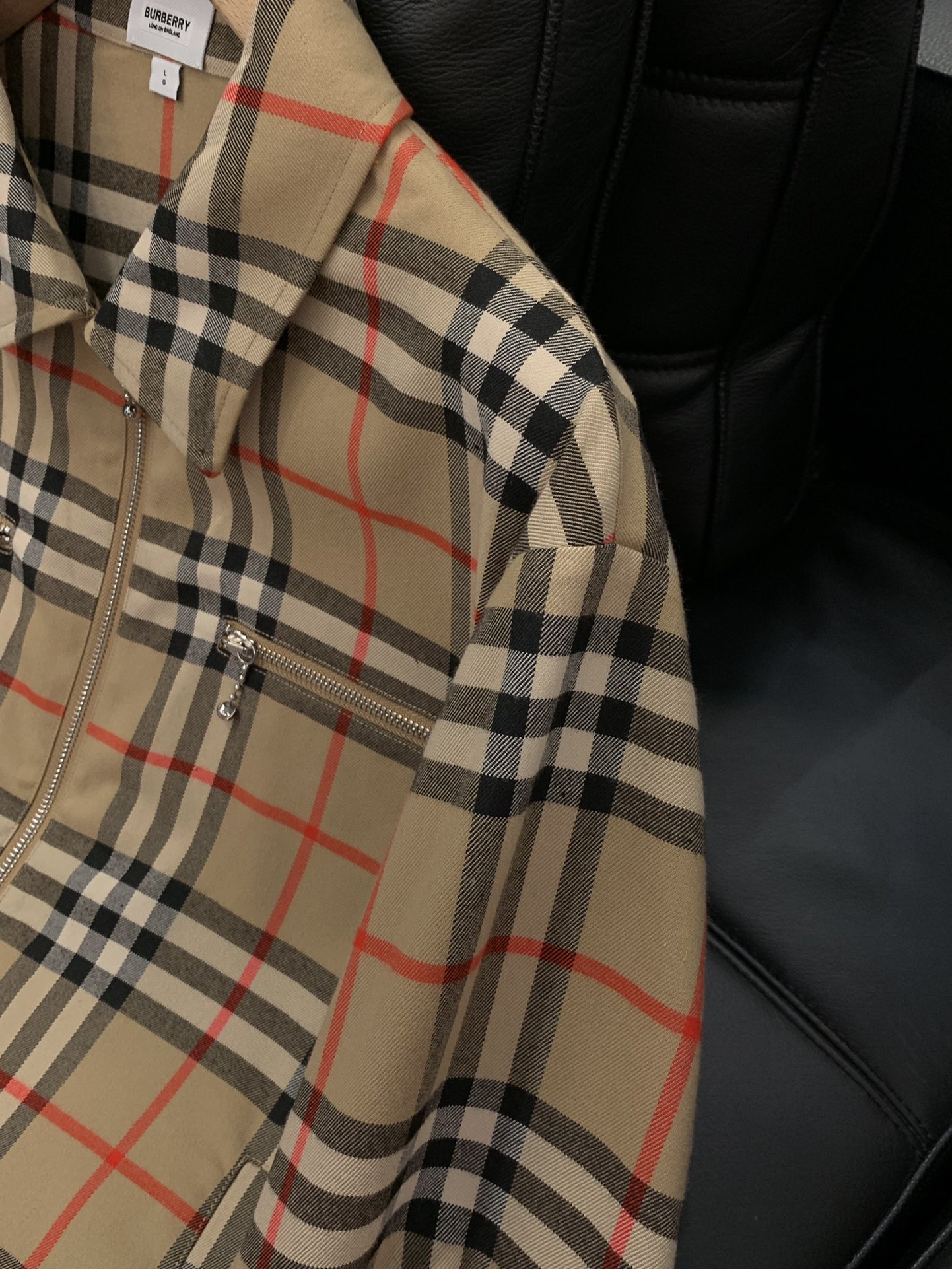 ，Burberry 巴宝莉，2025秋季最新品，专柜同步有售，原单狠货，时尚休闲夹克翻领外套，进口原版面