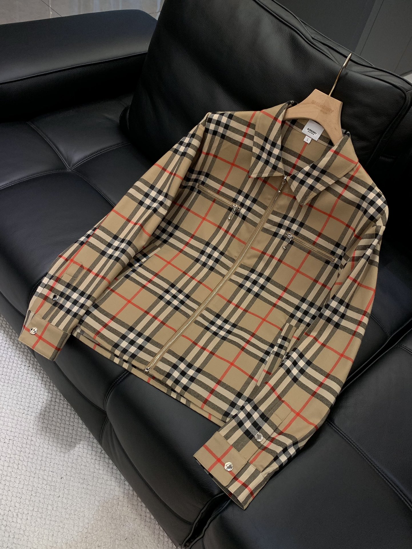 ，Burberry 巴宝莉，2025秋季最新品，专柜同步有售，原单狠货，时尚休闲夹克翻领外套，进口原版面