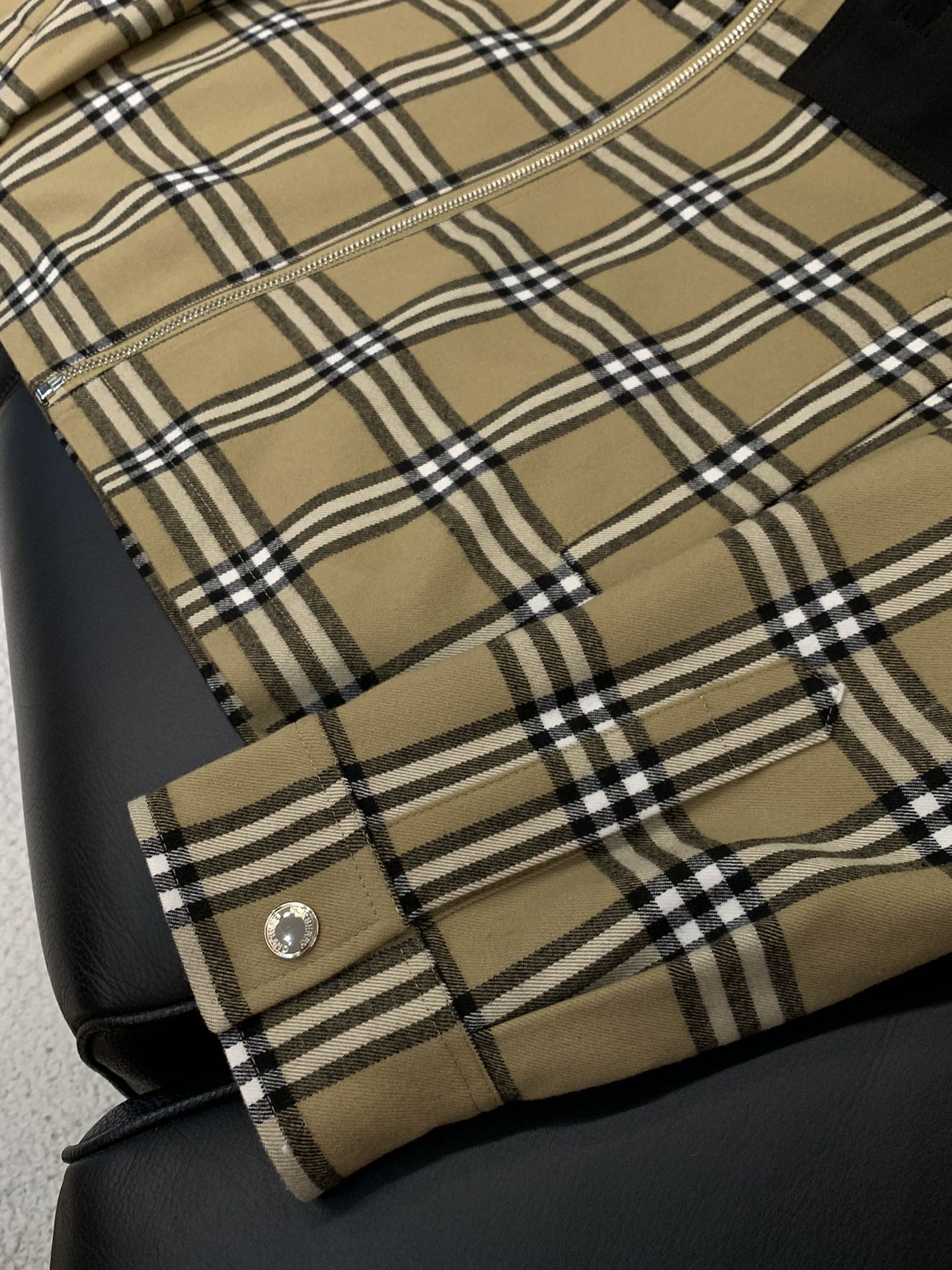 ，Burberry 巴宝莉，2025秋季最新品，专柜同步有售，原单狠货，时尚休闲夹克翻领外套，进口原版面