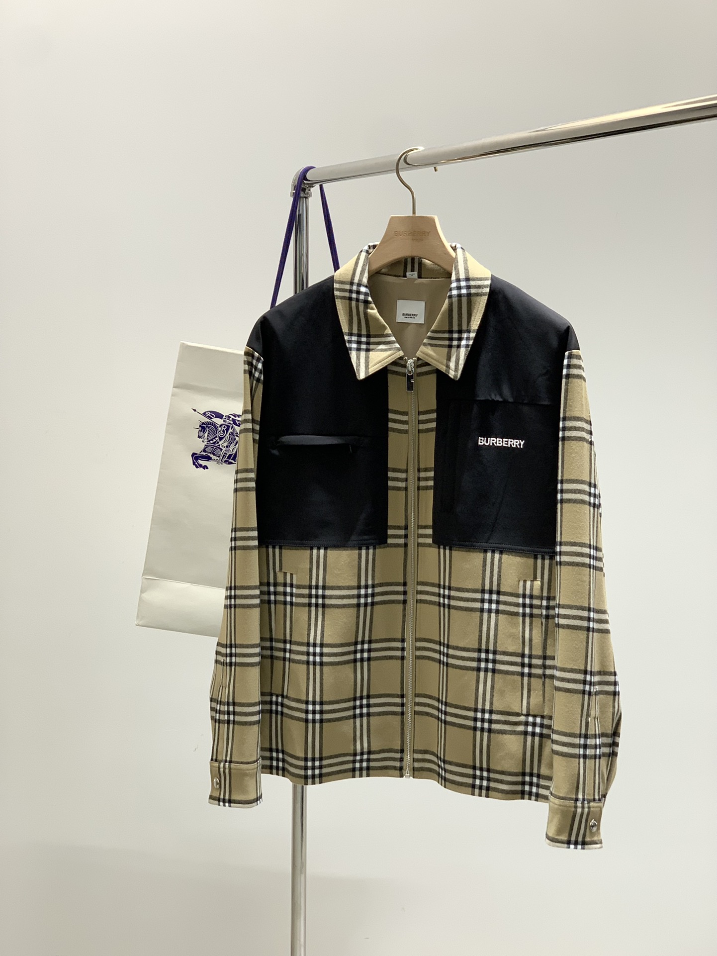 ，Burberry 巴宝莉，2025秋季最新品，专柜同步有售，原单狠货，时尚休闲夹克翻领外套，进口原版面