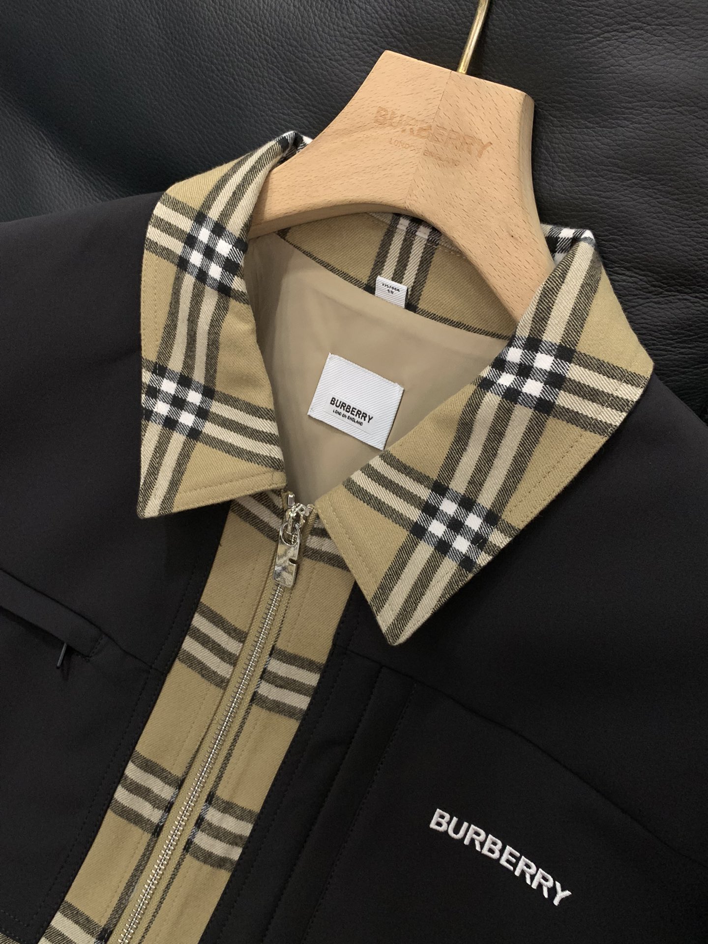 ，Burberry 巴宝莉，2025秋季最新品，专柜同步有售，原单狠货，时尚休闲夹克翻领外套，进口原版面