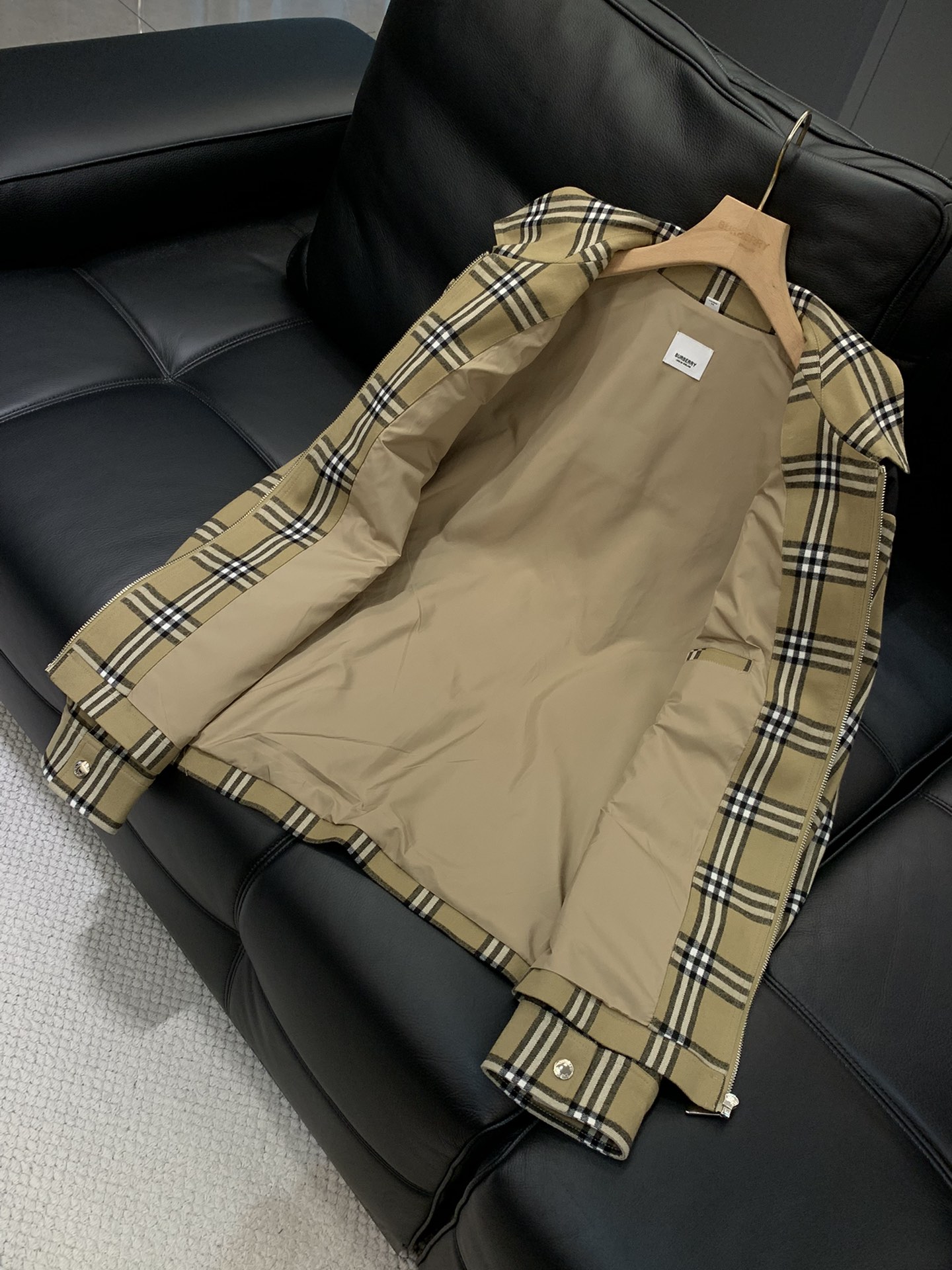 ，Burberry 巴宝莉，2025秋季最新品，专柜同步有售，原单狠货，时尚休闲夹克翻领外套，进口原版面