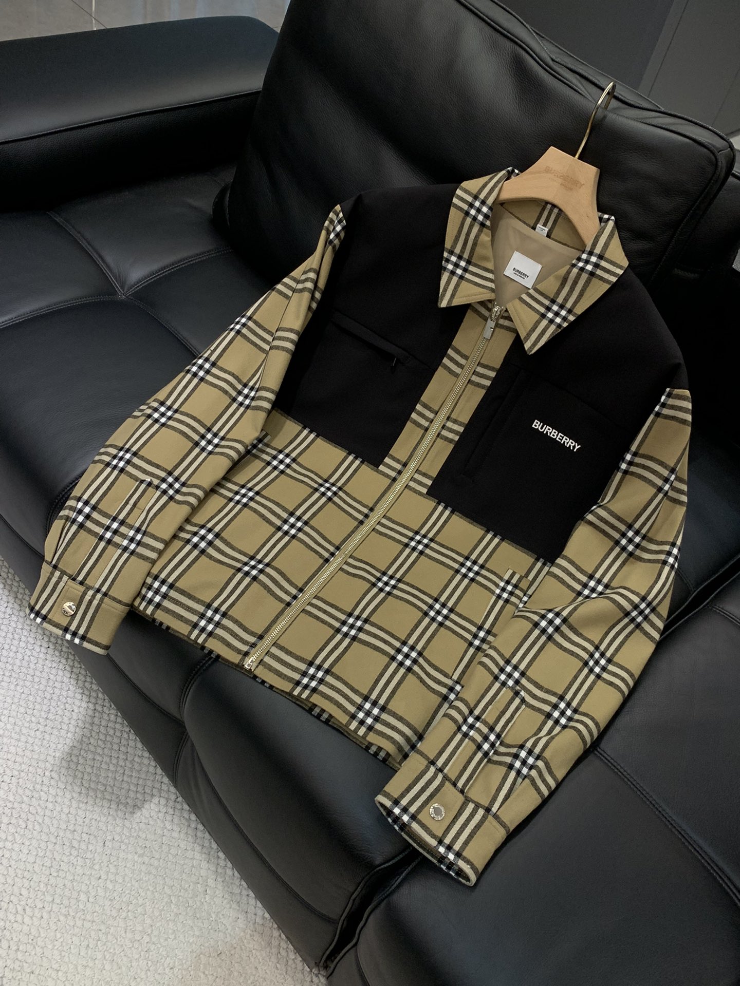 ，Burberry 巴宝莉，2025秋季最新品，专柜同步有售，原单狠货，时尚休闲夹克翻领外套，进口原版面