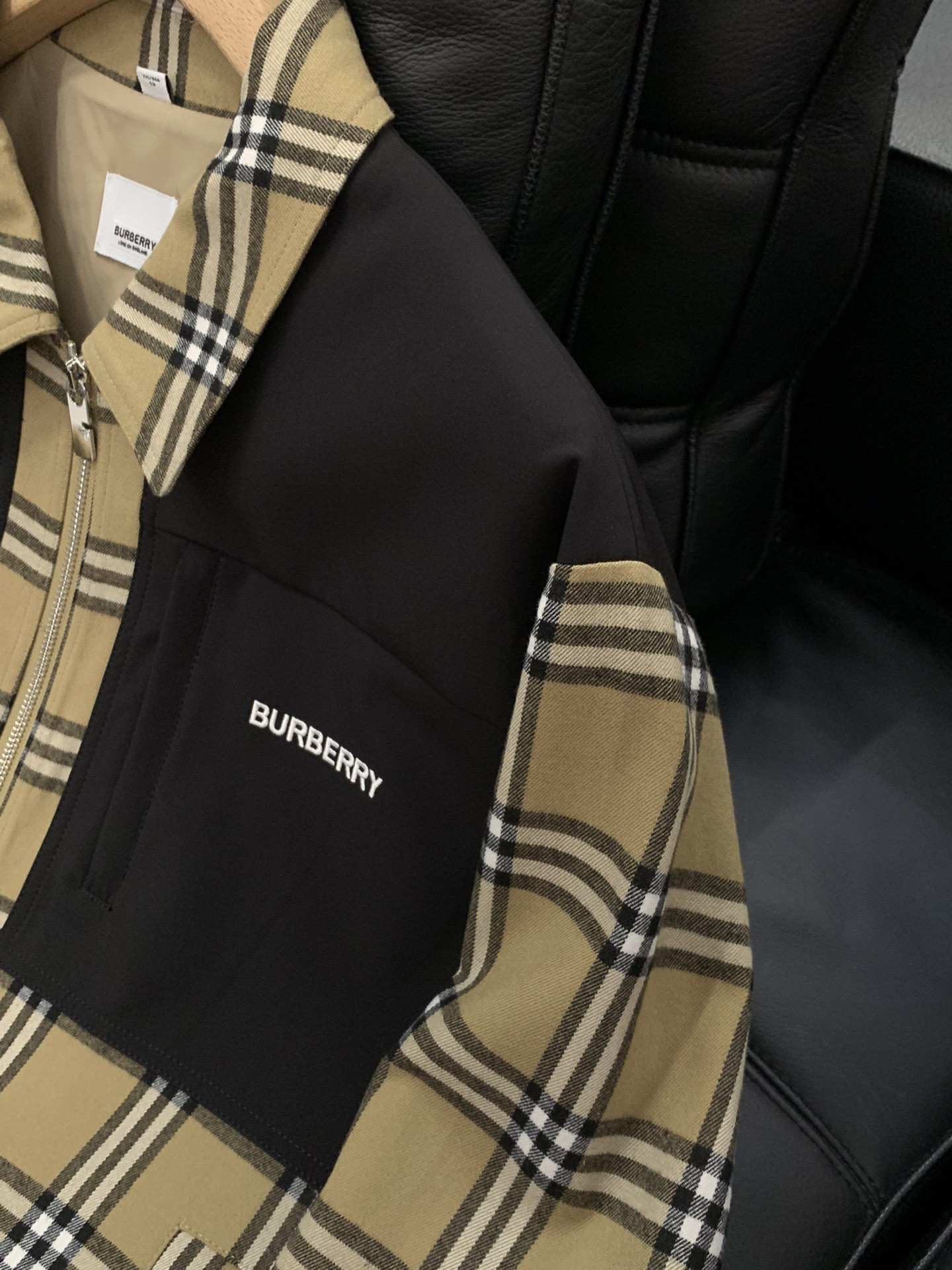 ，Burberry 巴宝莉，2025秋季最新品，专柜同步有售，原单狠货，时尚休闲夹克翻领外套，进口原版面