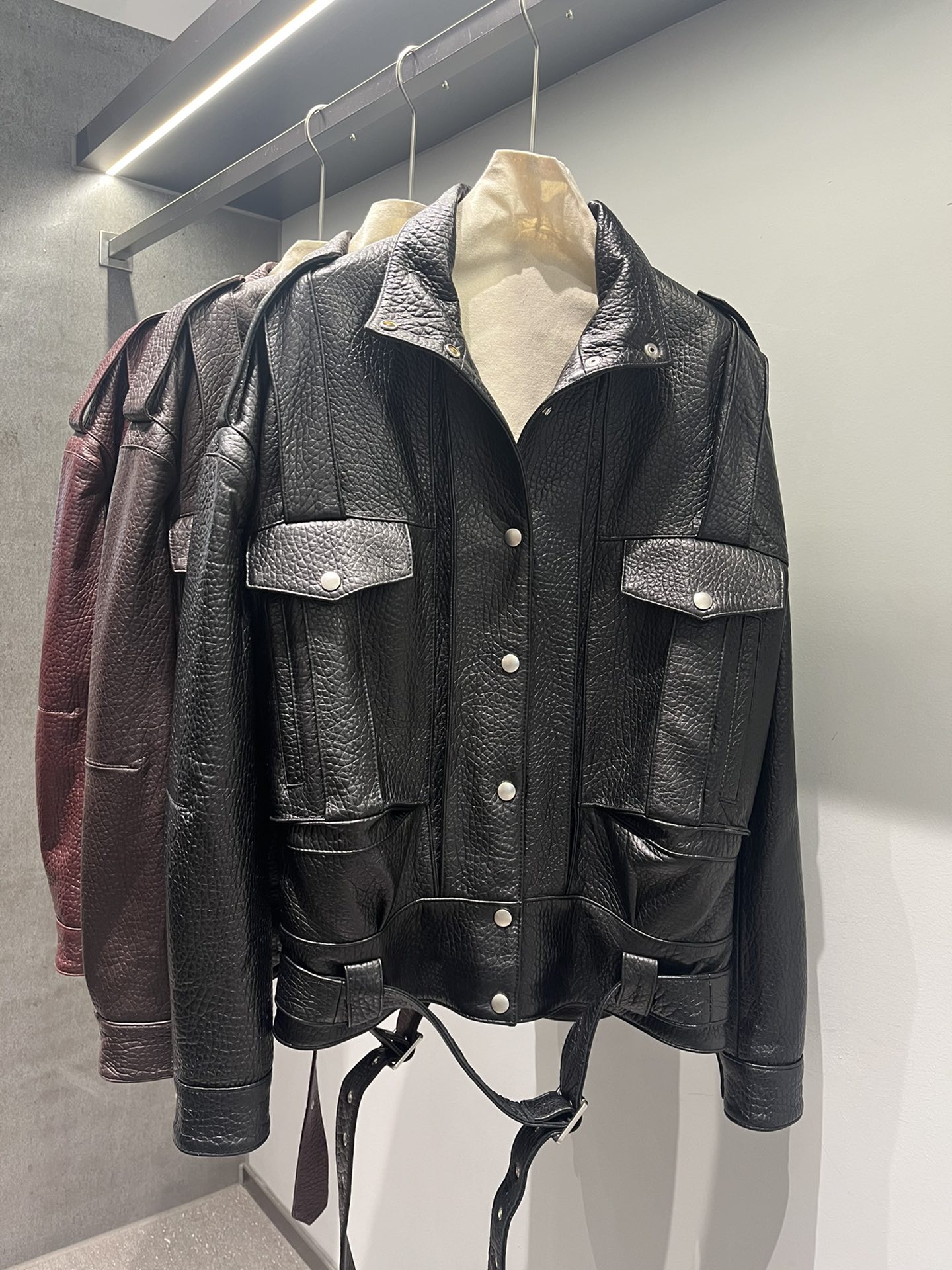 NO:744701,, the original is from YSL, big-ticket buttons with Saint Laurent hardware. The sheepskin leather material is soft to the touch, crisp and loose, black, big-stock Saint Laurent hardware., Saint Laurent-clothing, saint laurent, saint laurent,19860909,原版是Ysl的,大货扣子圣罗兰五金.羊泡皮材质柔软手感柔软,挺括版型,很宽松 黑色,大货圣罗兰五金.,圣罗兰-服装,saint laurent,saint laurent,,Women's clothing
