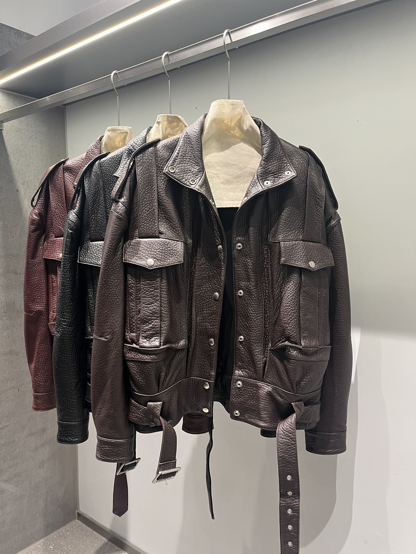 NO:744708,, the original is from YSL, big-ticket buttons with Saint Laurent hardware. The sheepskin leather material is soft to the touch, crisp and loose, black, big-stock Saint Laurent hardware. Coffee color, Saint Laurent-clothing, saint laurent, saint laurent,19860909,原版是Ysl的,大货扣子圣罗兰五金.羊泡皮材质柔软手感柔软,挺括版型,很宽松 黑色,大货圣罗兰五金. 咖色,圣罗兰-服装,saint laurent,saint laurent,,Women's clothing