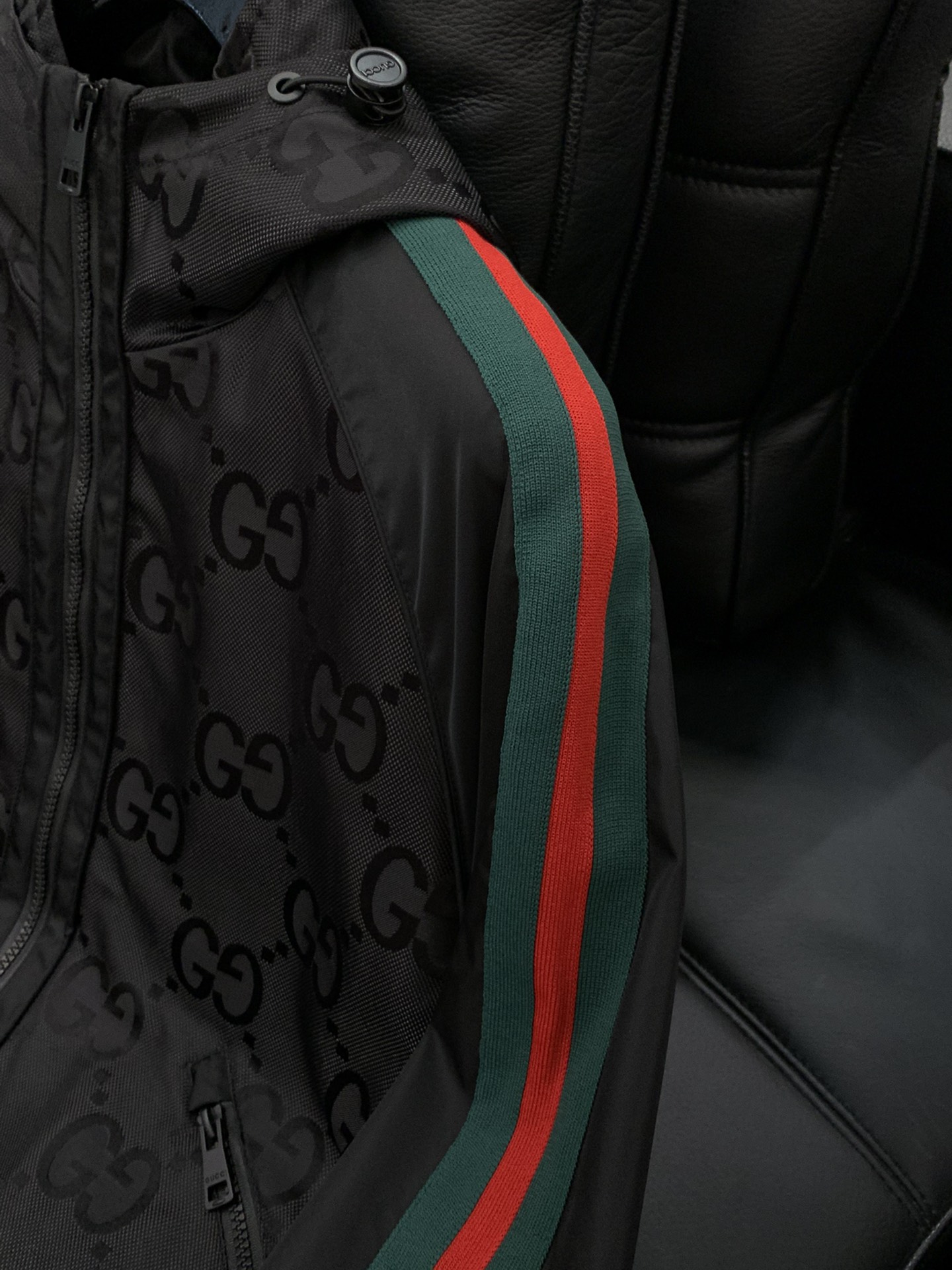 ，Gucci 古驰，2025秋季最新款，专柜同步有售，原单狠货，时尚休闲夹克外套，上身很有特点！吸睛而有