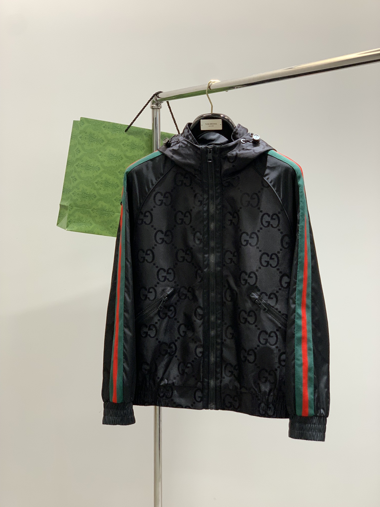 ，Gucci 古驰，2025秋季最新款，专柜同步有售，原单狠货，时尚休闲夹克外套，上身很有特点！吸睛而有