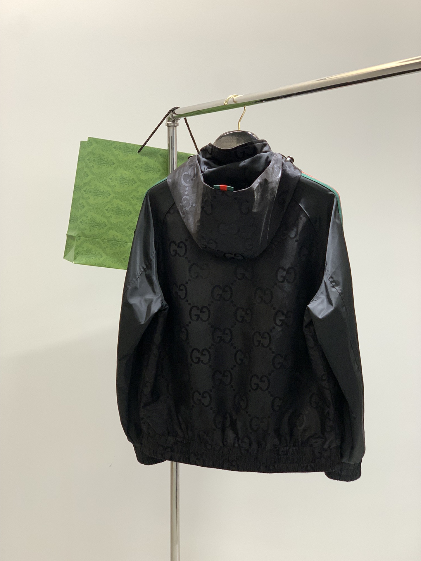 ，Gucci 古驰，2025秋季最新款，专柜同步有售，原单狠货，时尚休闲夹克外套，上身很有特点！吸睛而有