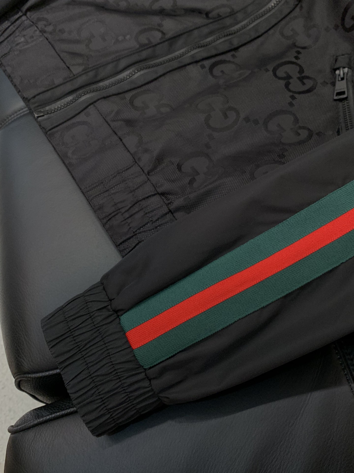 ，Gucci 古驰，2025秋季最新款，专柜同步有售，原单狠货，时尚休闲夹克外套，上身很有特点！吸睛而有