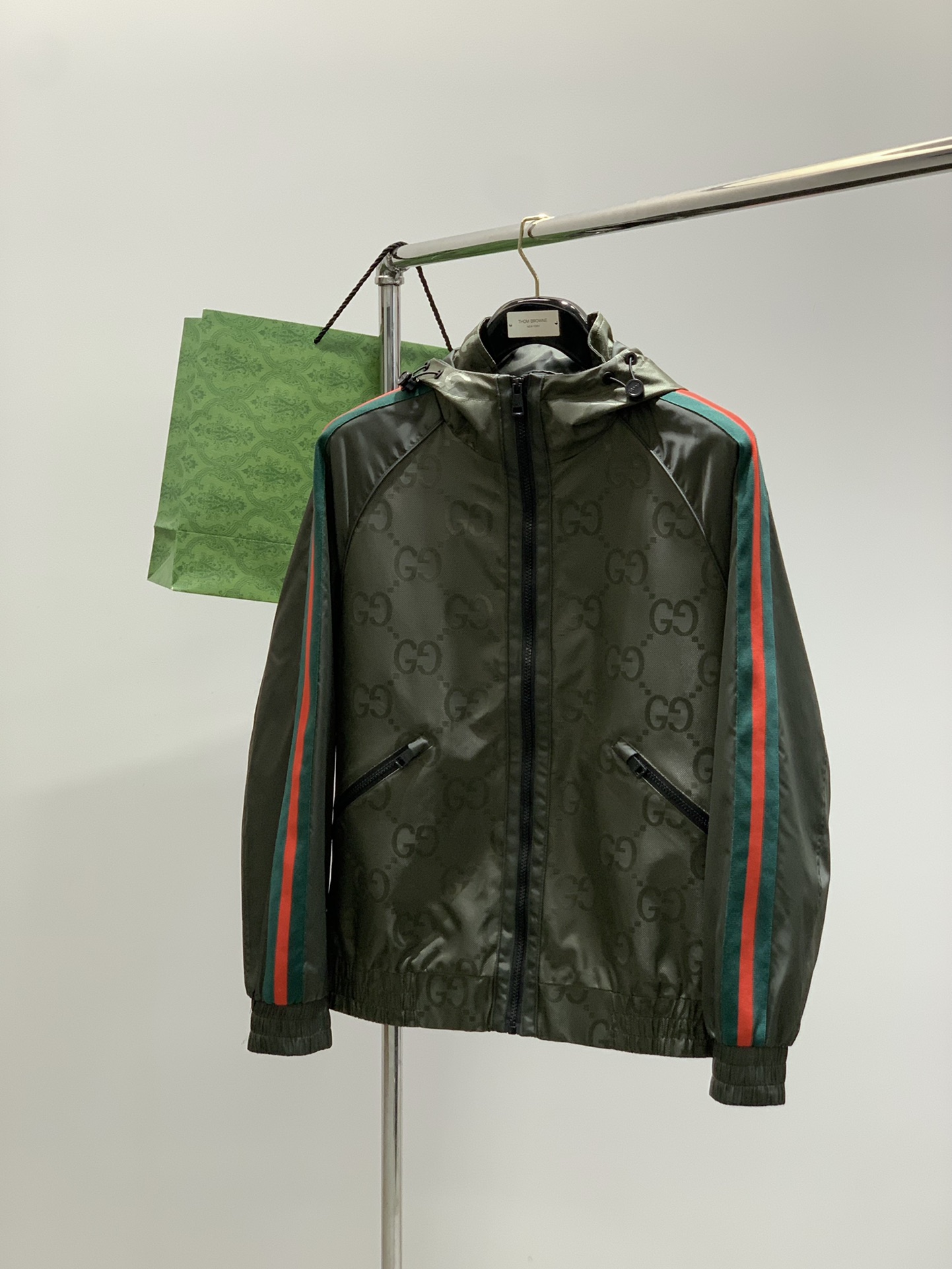 ，Gucci 古驰，2025秋季最新款，专柜同步有售，原单狠货，时尚休闲夹克外套，上身很有特点！吸睛而有