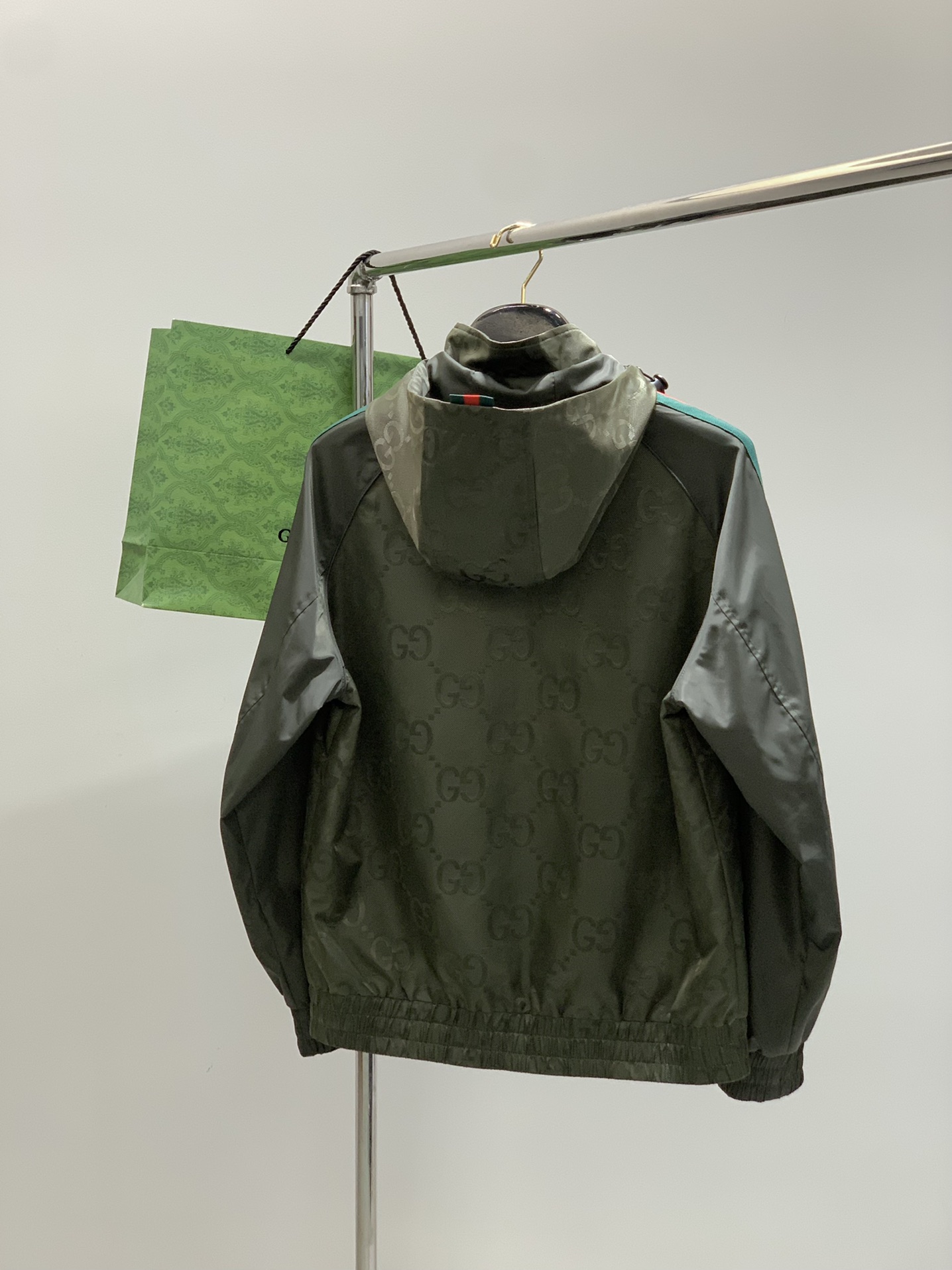 ，Gucci 古驰，2025秋季最新款，专柜同步有售，原单狠货，时尚休闲夹克外套，上身很有特点！吸睛而有