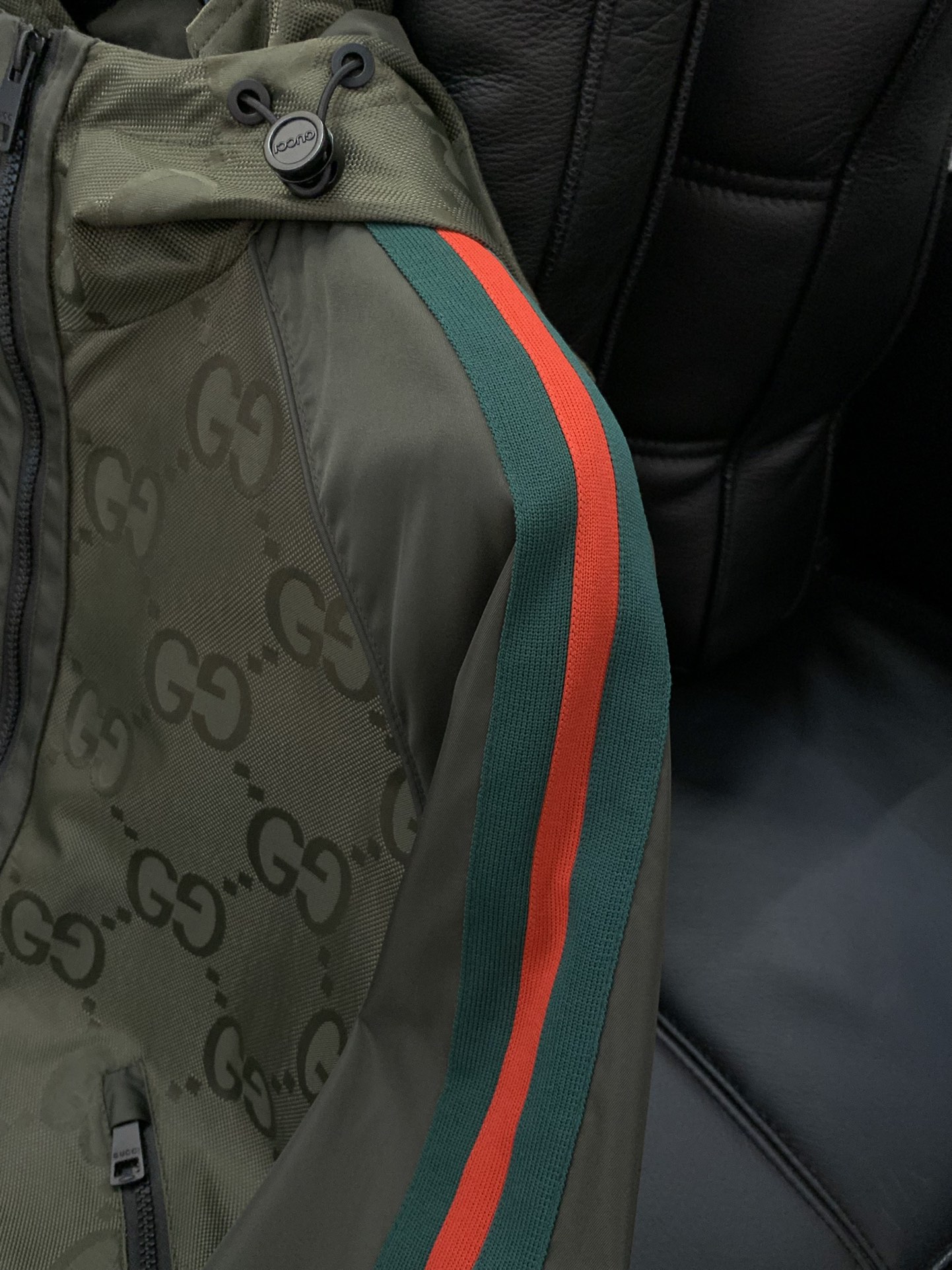 ，Gucci 古驰，2025秋季最新款，专柜同步有售，原单狠货，时尚休闲夹克外套，上身很有特点！吸睛而有