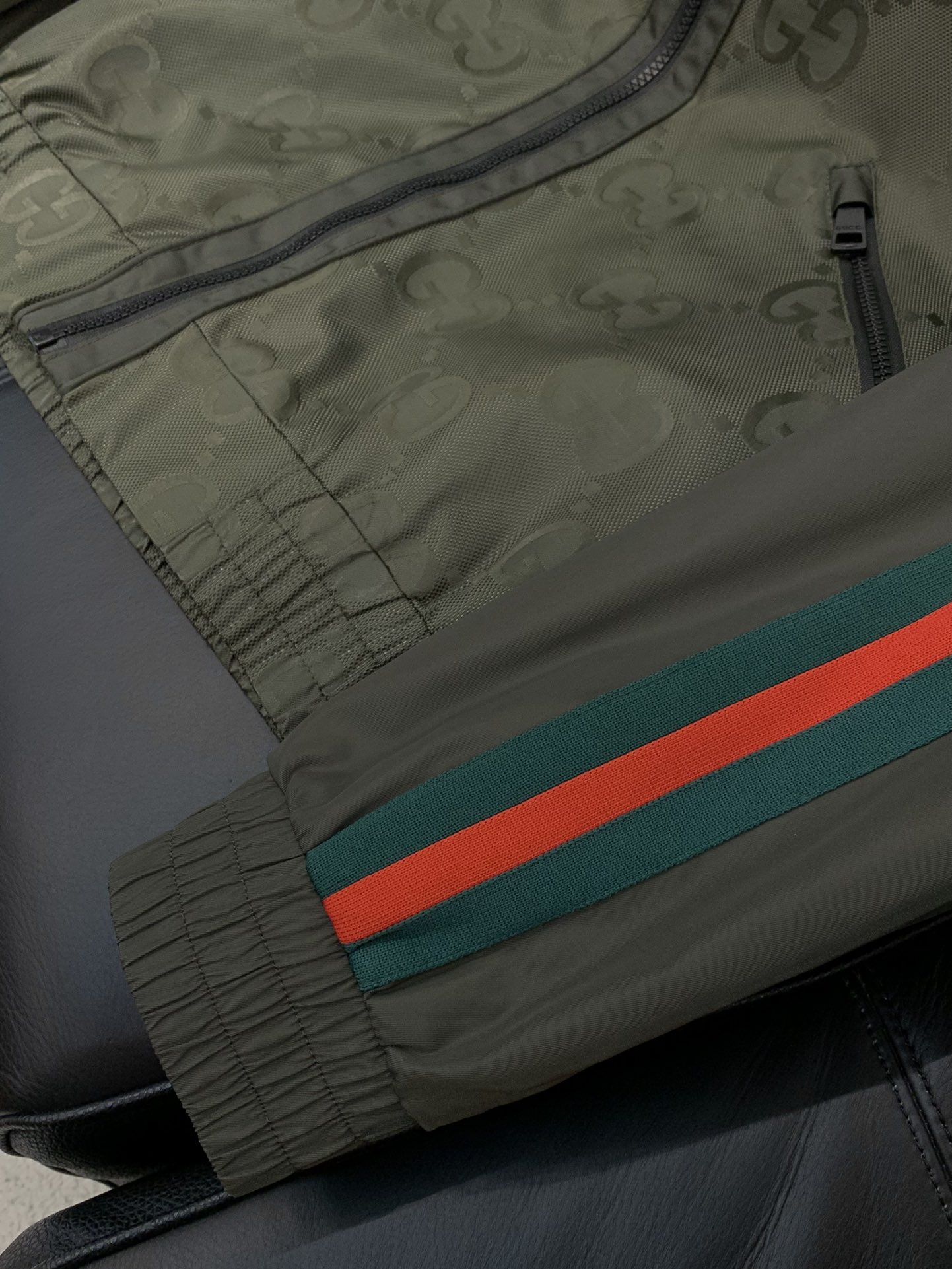 ，Gucci 古驰，2025秋季最新款，专柜同步有售，原单狠货，时尚休闲夹克外套，上身很有特点！吸睛而有