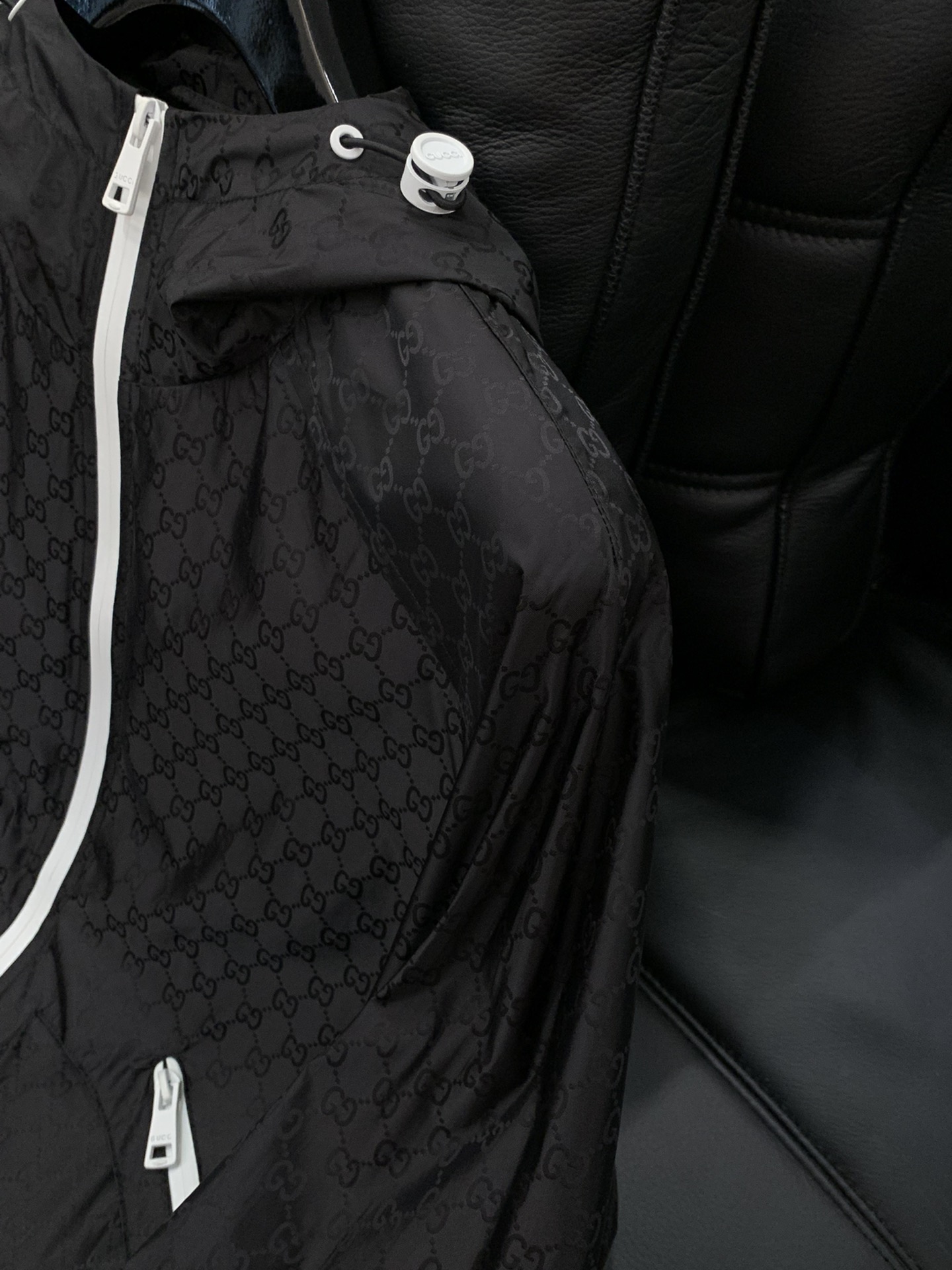 ，Gucci 古驰，2025秋季最新款，专柜同步有售，原单狠货，时尚休闲夹克外套，上身很有特点！吸睛而有