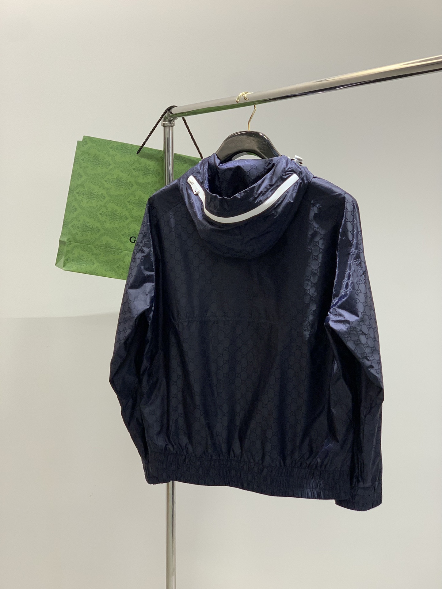 ，Gucci 古驰，2025秋季最新款，专柜同步有售，原单狠货，时尚休闲夹克外套，上身很有特点！吸睛而有