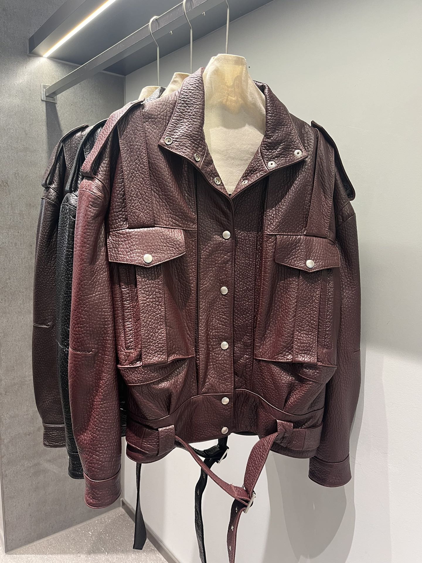 NO:744714,, the original version is from YSL, large-scale buttons and Saint Laurent hardware. The sheepskin leather material is soft and feels soft, the shape is crisp and very loose. Burgundy, Saint Laurent-clothing, saint laurent, saint laurent,19860909,原版是Ysl的,大货扣子圣罗兰五金.羊泡皮材质柔软手感柔软,挺括版型,很宽松 酒红,圣罗兰-服装,saint laurent,saint laurent,,Women's clothing
