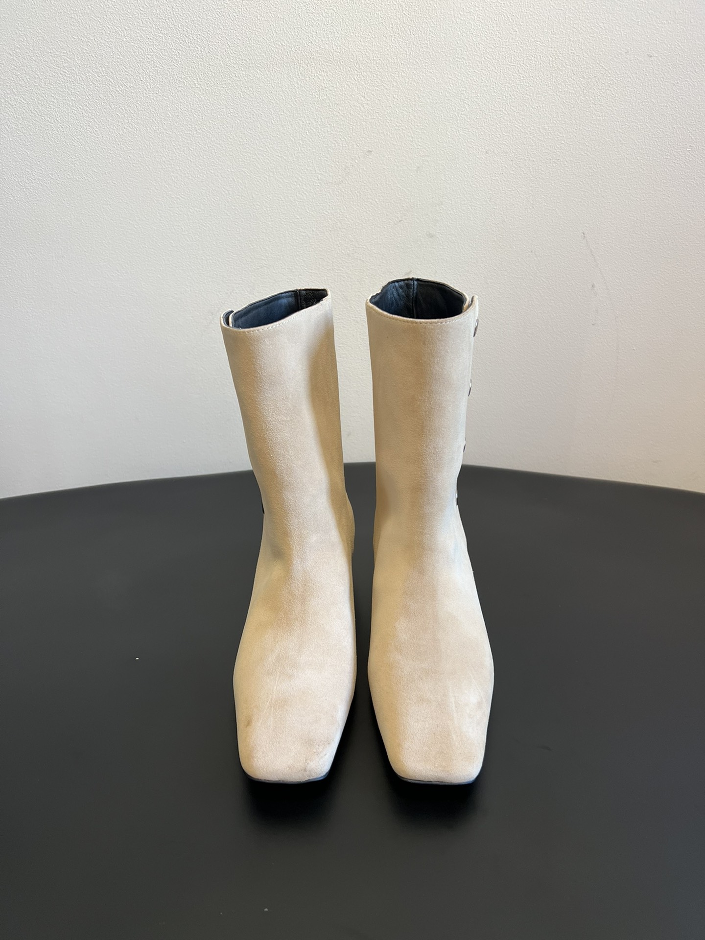 NO:466524,IMMI 25AW/pointed toe multi-breasted mid-tube boots A pair of short boots that can be worn with socks ~ It is a pair of short boots that can be worn with small thick legs. In winter replenishment, buy this pair of versatile IMMI short boots, with height inside, minimalist style, with various pants, trousers and trousers, you can stuff them inside. Brown coats and furs have always been poorly matched, all depend on saving Fabric fermented/cowhide inner sheepskin sole rubber sole size 35-41 (40 and 41 custom made without return or replacement), boots, boots, cowhide, sheepskin, socks19860909IMMI 25AW/尖头多排扣中筒靴 一双可以配袜子穿的短靴 ~是一双小粗腿也能穿的短筒靴,冬季补货中,入手这双百搭款的immi短靴,内增高,极简风格,配各种裤子,卫裤西裤,都可以塞里面.一直配不好的棕色大衣和皮草,全靠来拯救 面料牛反绒/牛皮 内里羊皮 鞋底橡胶大底 码数35-41（40、41定做不退不换）,靴子,boots,cowhide,sheepskin,socks,Women's Shoes