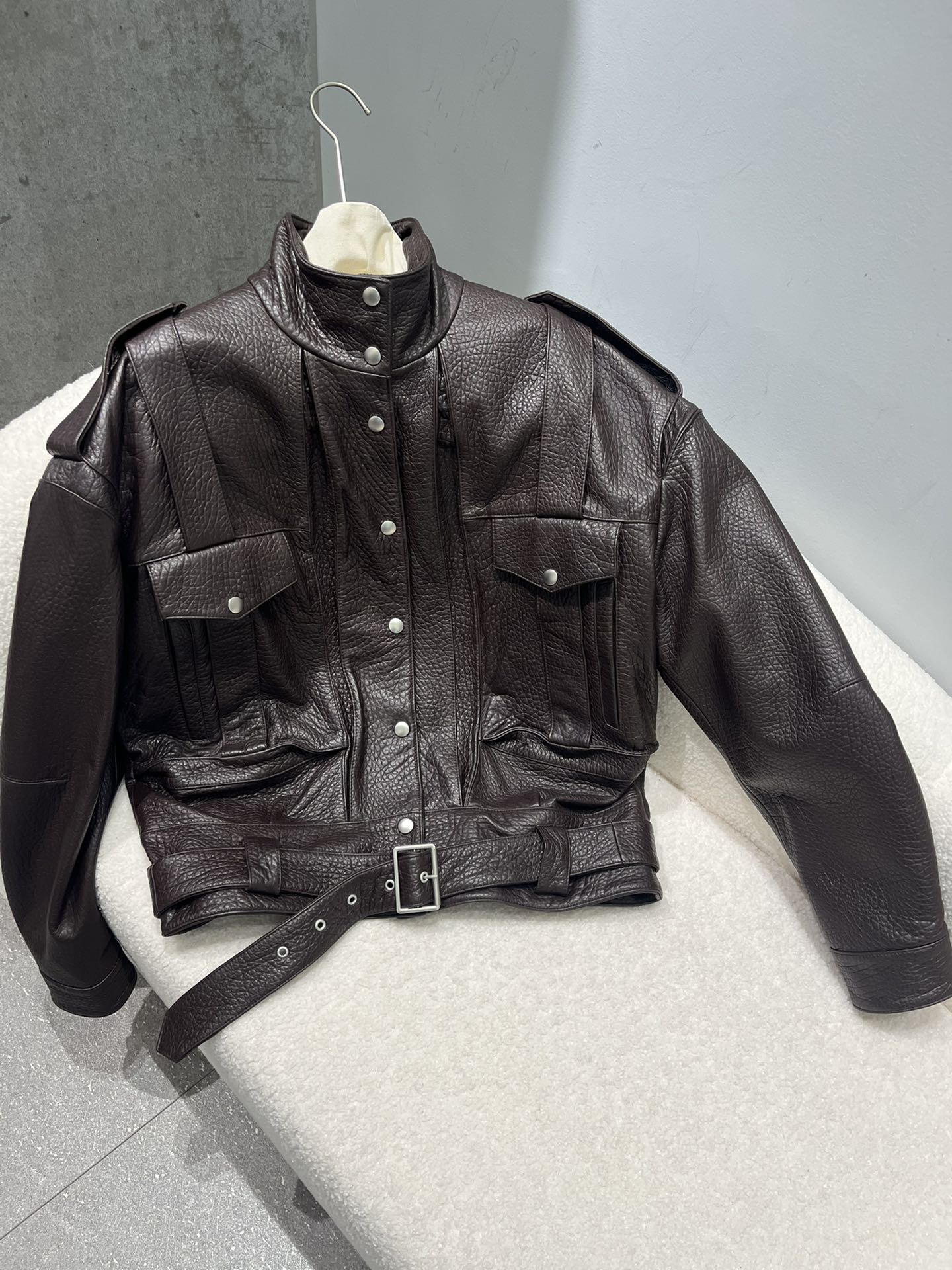 NO:856080,, the original is from YSL, big-ticket buttons with Saint Laurent hardware. The sheepskin leather material is soft to the touch, crisp and loose, black, big-stock Saint Laurent hardware., Saint Laurent-clothing, saint laurent, saint laurent,19860909,原版是Ysl的,大货扣子圣罗兰五金.羊泡皮材质柔软手感柔软,挺括版型,很宽松 黑色,大货圣罗兰五金.,圣罗兰-服装,saint laurent,saint laurent,,Women's clothing