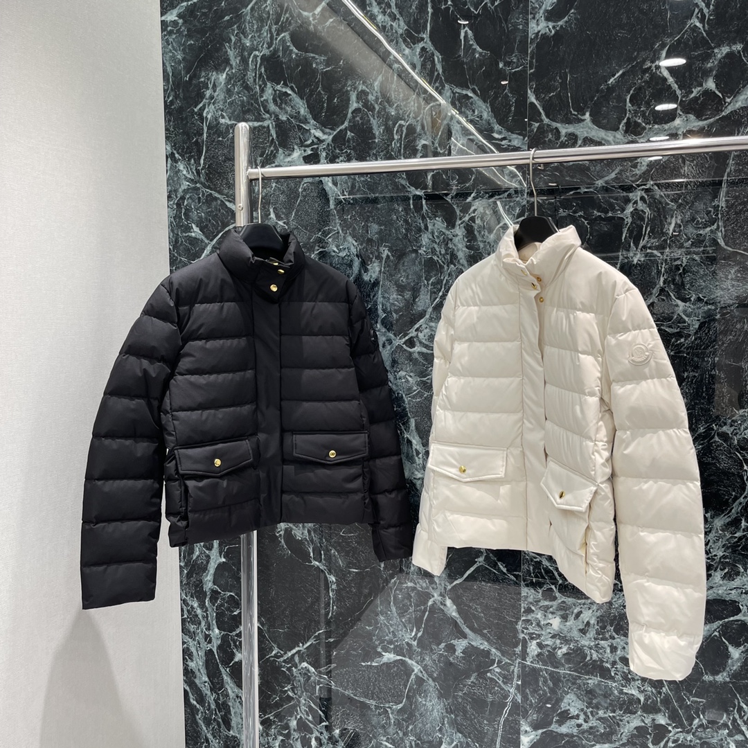 
蒙口 25早秋新款 立翻领羽绒棉服 翻领立领两穿设计经典长方条形压纹处理穿搭造型多变手臂外侧标志性明显