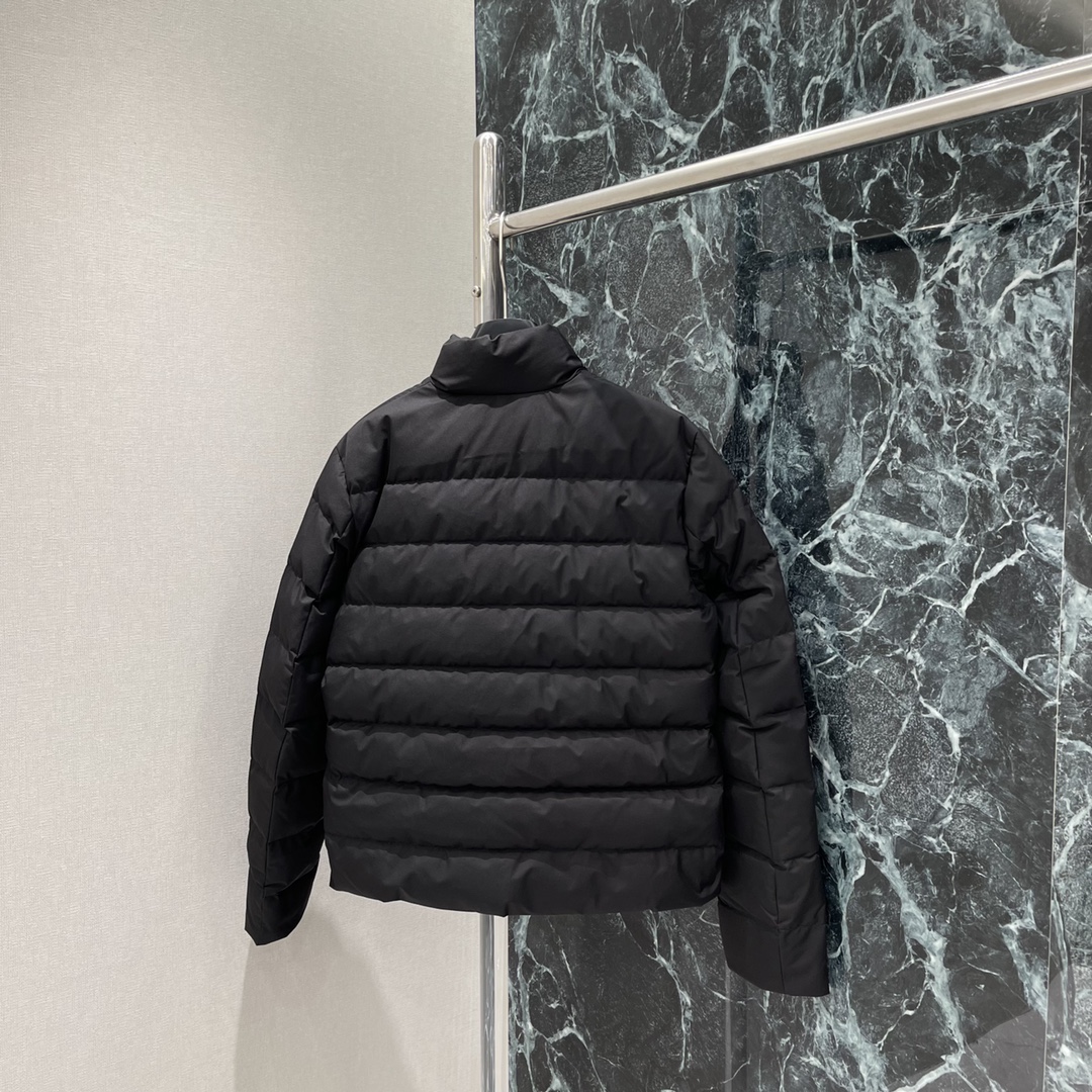 
蒙口 25早秋新款 立翻领羽绒棉服 翻领立领两穿设计经典长方条形压纹处理穿搭造型多变手臂外侧标志性明显