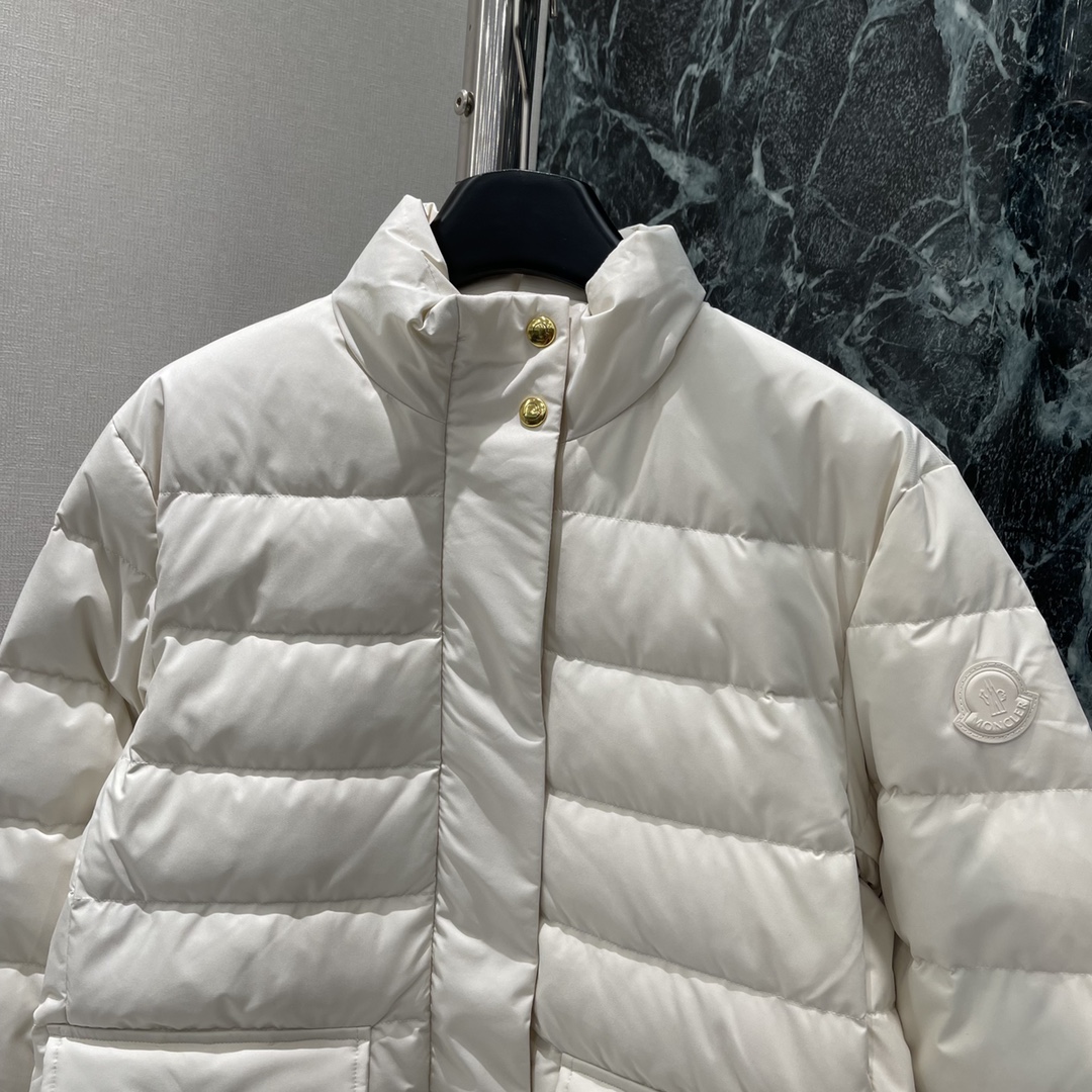 
蒙口 25早秋新款 立翻领羽绒棉服 翻领立领两穿设计经典长方条形压纹处理穿搭造型多变手臂外侧标志性明显