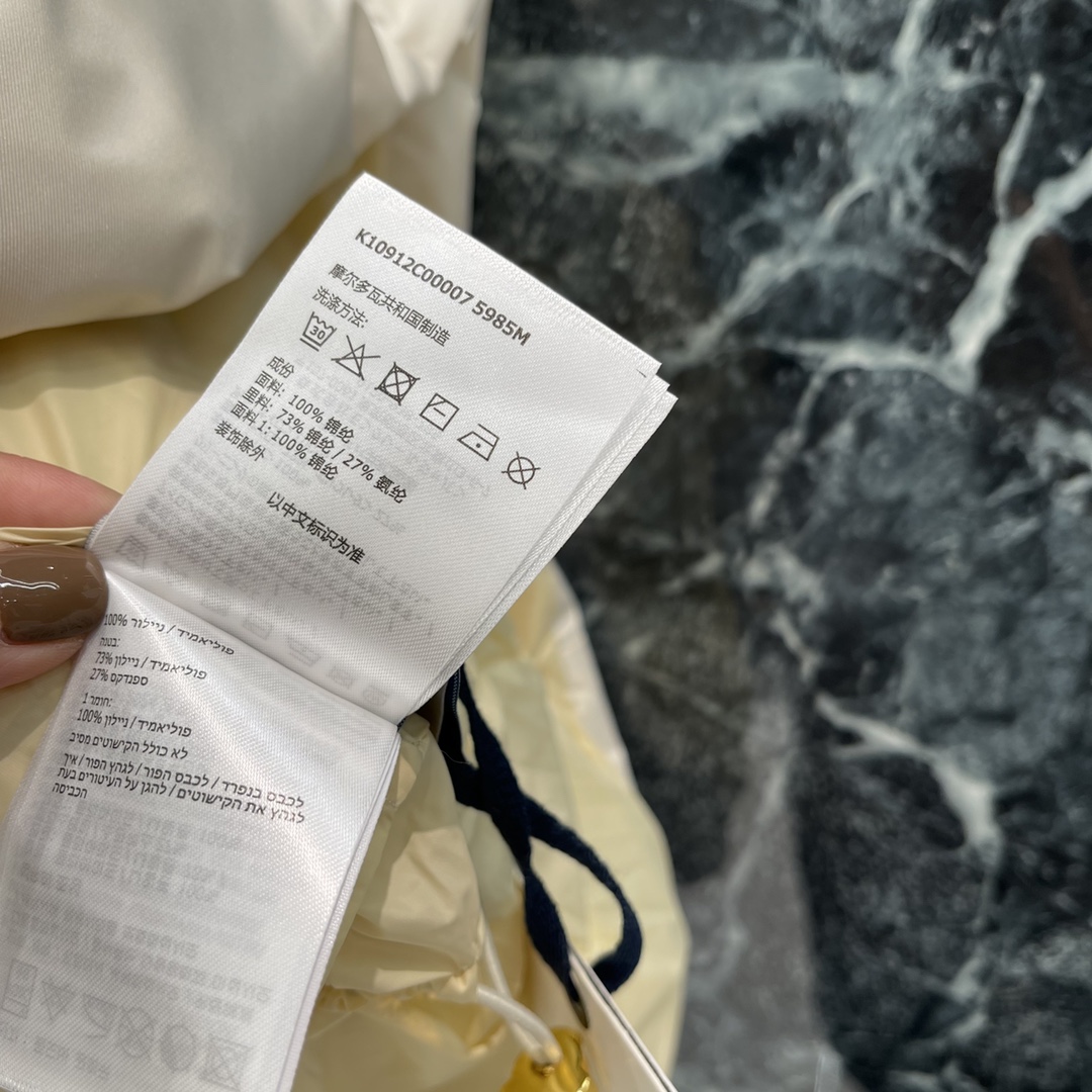 
蒙口 25早秋新款 立翻领羽绒棉服 翻领立领两穿设计经典长方条形压纹处理穿搭造型多变手臂外侧标志性明显