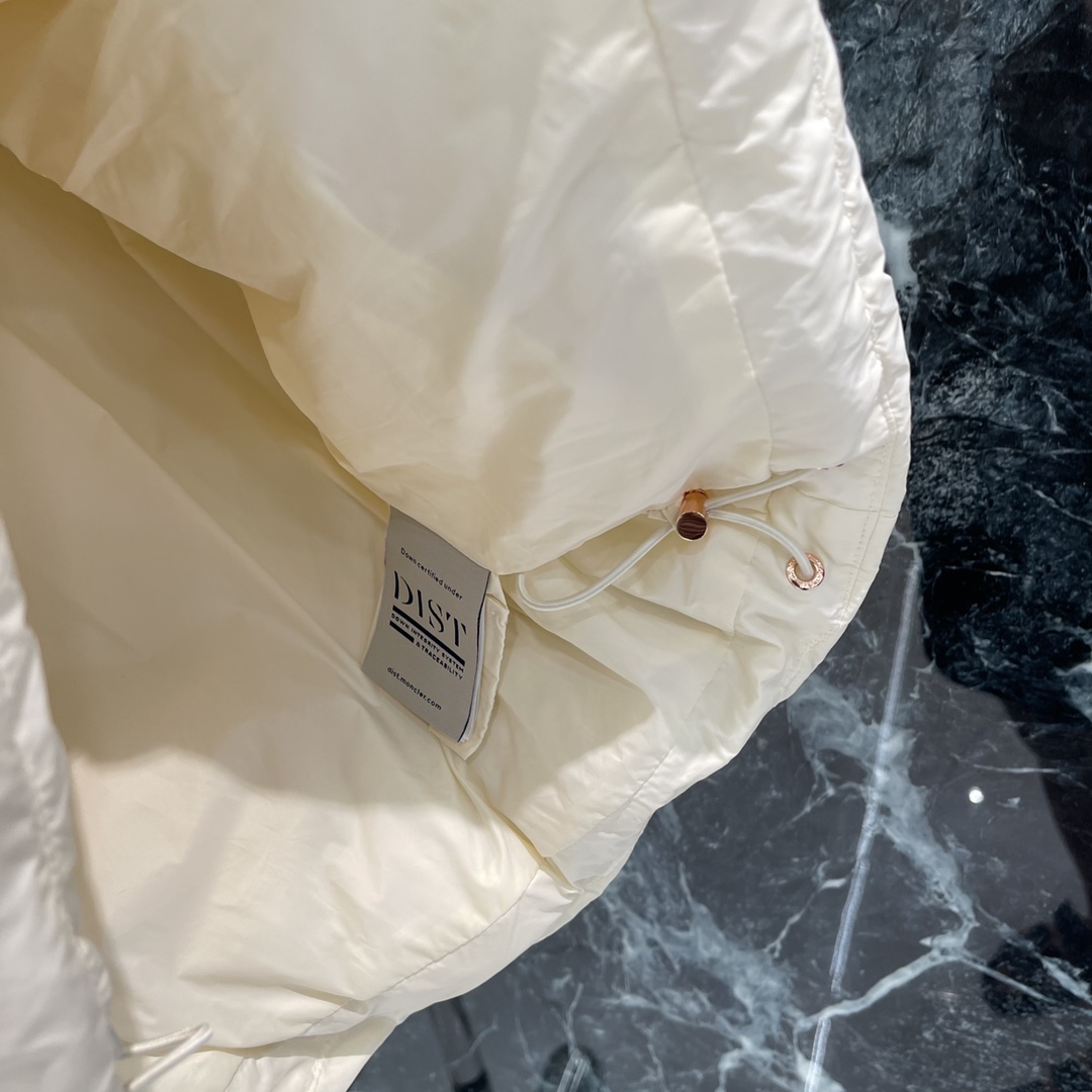 
蒙口 25早秋新款 可拆卸连帽立领羽绒马甲 白鹅绒填充内里整件轻薄保暖修身马甲时髦不显臃肿立领十可拆卸