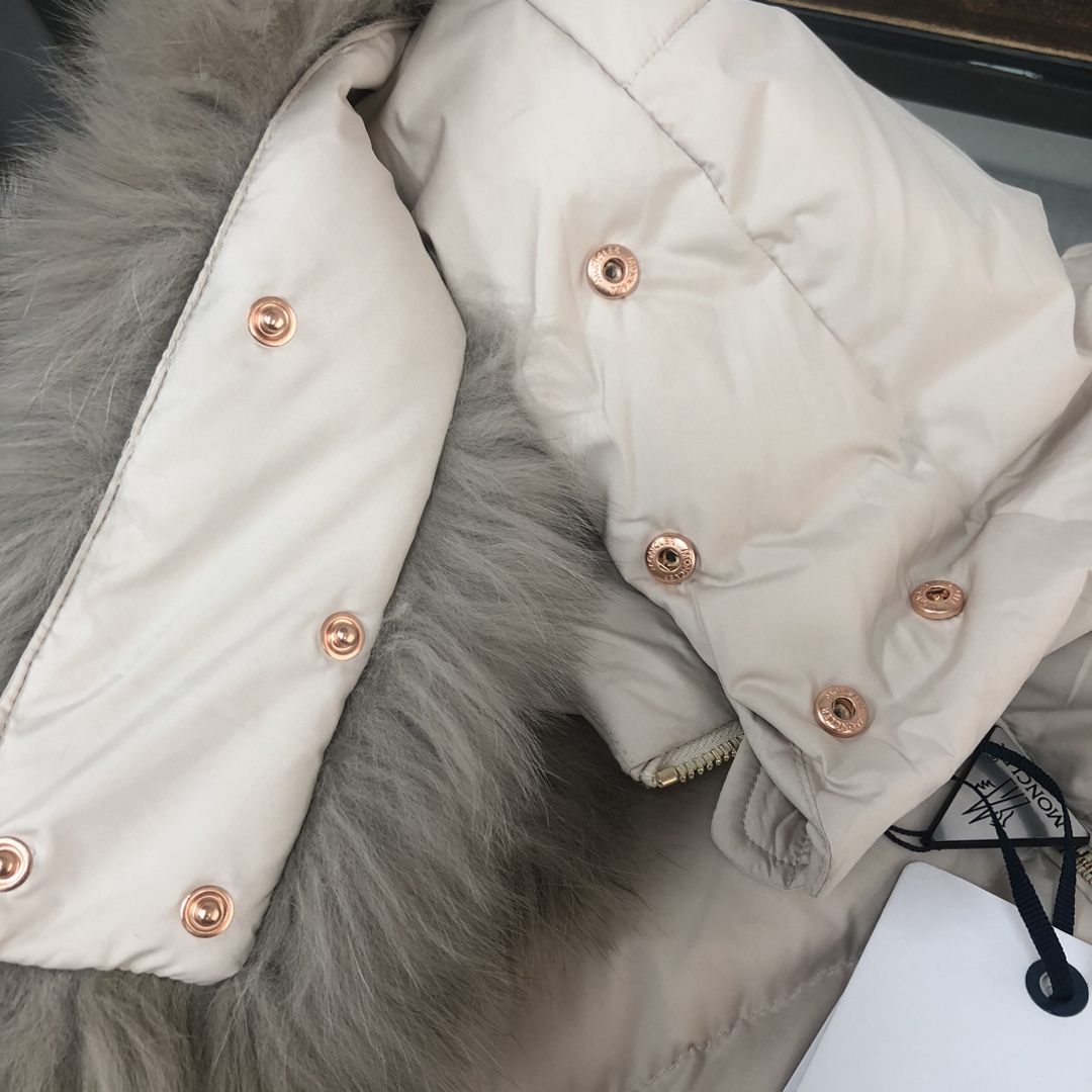 🆕Moncler 盟可睐Laichefur女士短款羽绒连帽狐狸毛领A版娃娃款羽绒服～官网专柜同步款，超轻