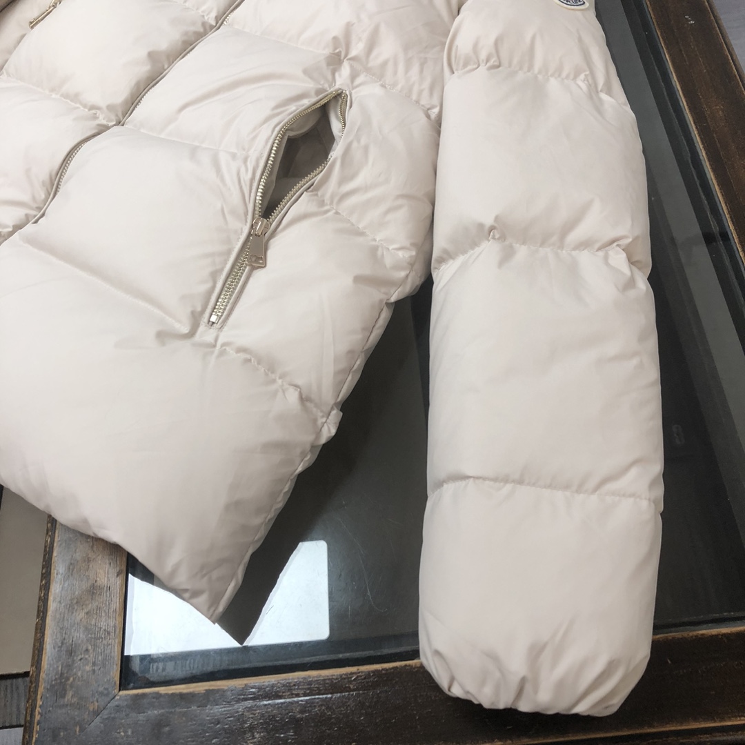 🆕Moncler 盟可睐Laichefur女士短款羽绒连帽狐狸毛领A版娃娃款羽绒服～官网专柜同步款，超轻