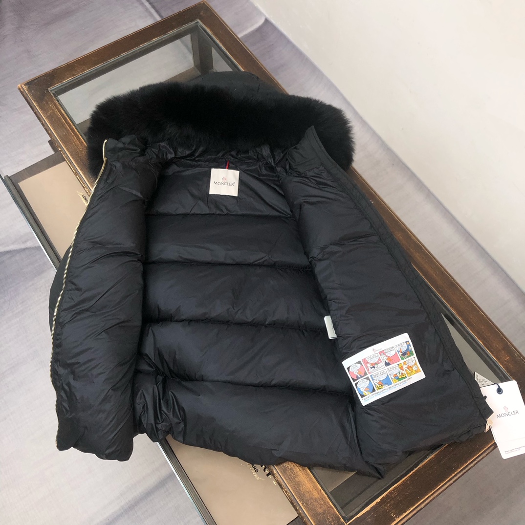 🆕Moncler 盟可睐Laichefur女士短款羽绒连帽狐狸毛领A版娃娃款羽绒服～官网专柜同步款，超轻