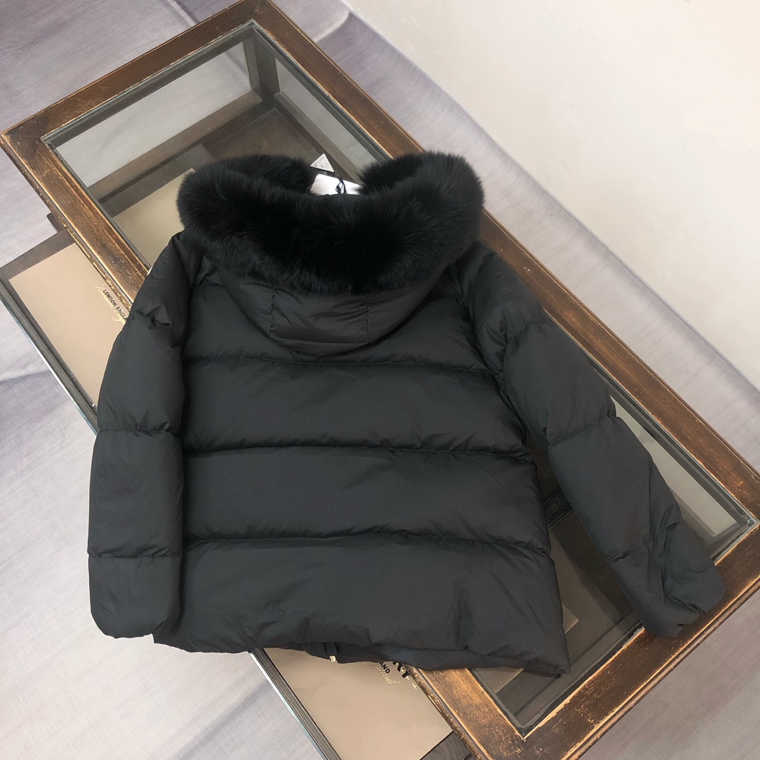 🆕Moncler 盟可睐Laichefur女士短款羽绒连帽狐狸毛领A版娃娃款羽绒服～官网专柜同步款，超轻