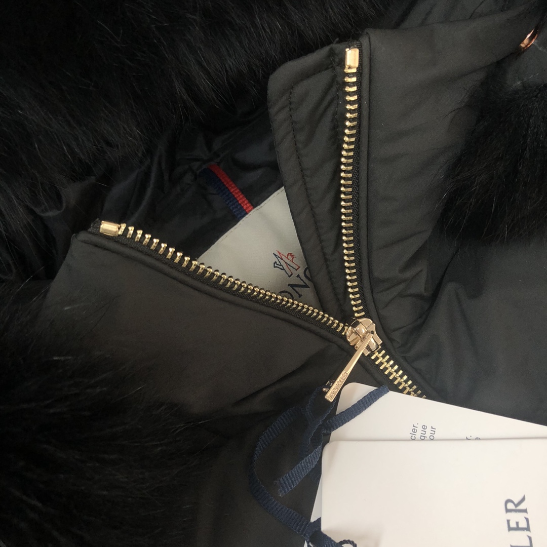 🆕Moncler 盟可睐Laichefur女士短款羽绒连帽狐狸毛领A版娃娃款羽绒服～官网专柜同步款，超轻