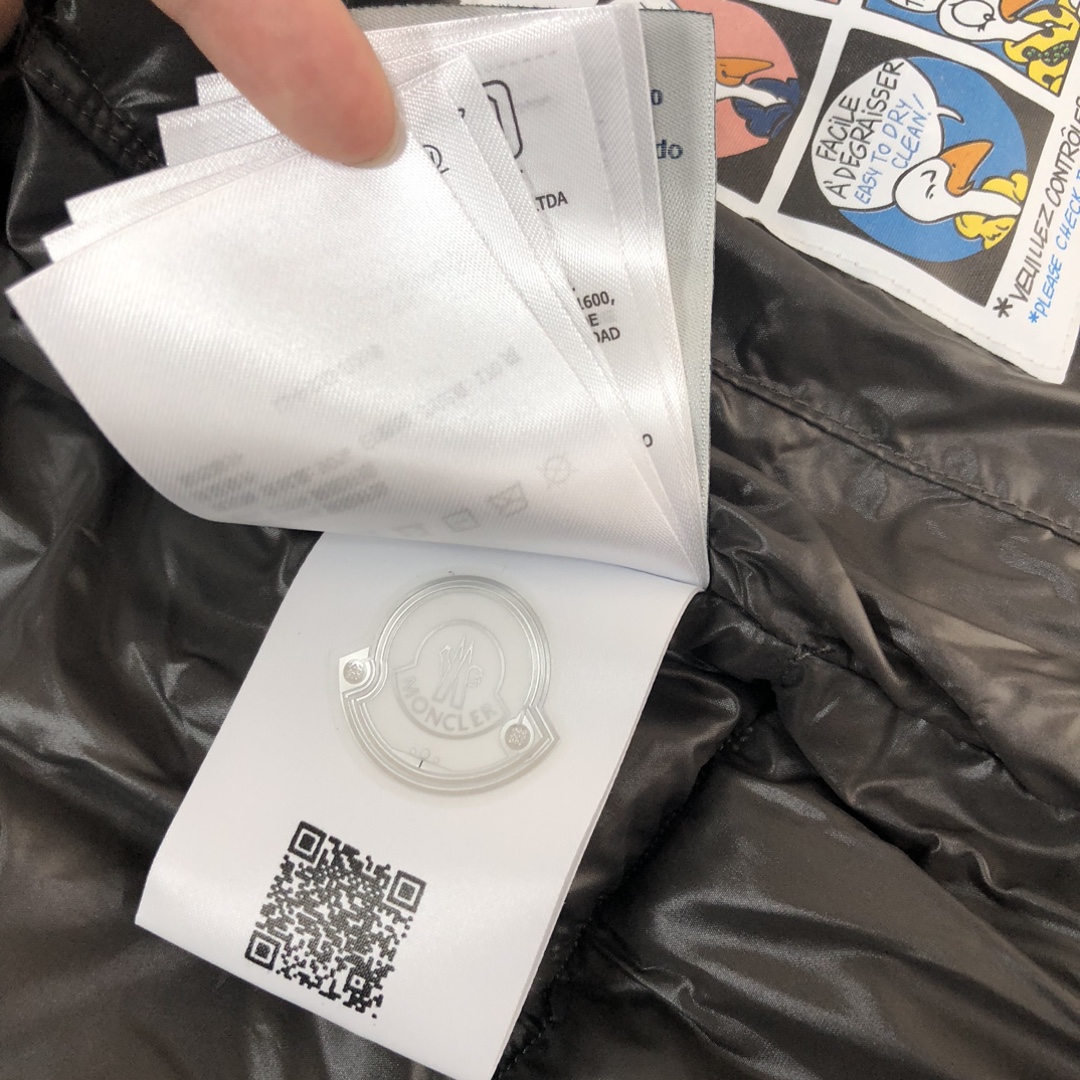 蒙口Moncler 经典羽绒Tib马甲背心🥰🥰立领的设计灵感来自于Moncler 80年代的标志性外套🧥