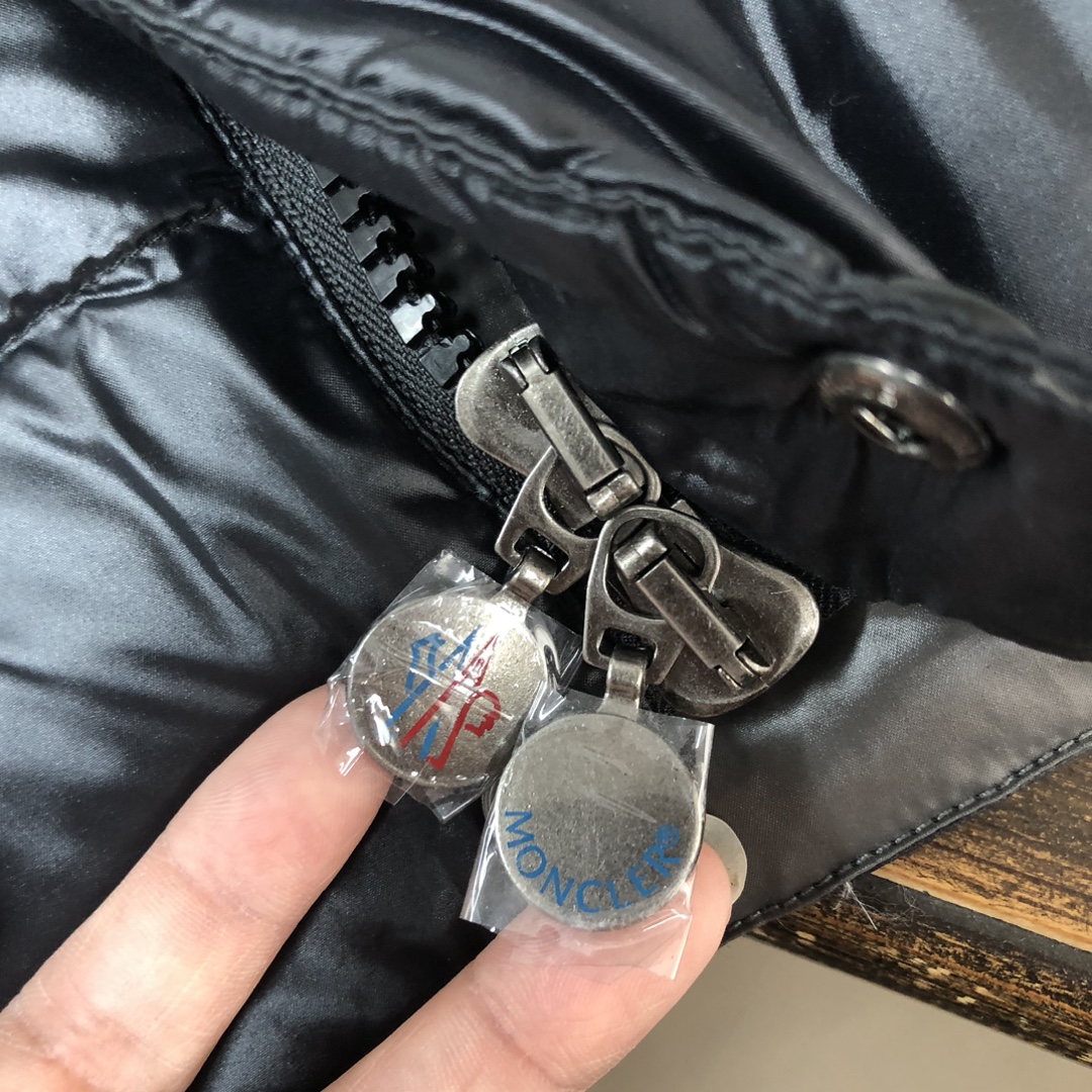 蒙口Moncler 经典羽绒Tib马甲背心🥰🥰立领的设计灵感来自于Moncler 80年代的标志性外套🧥