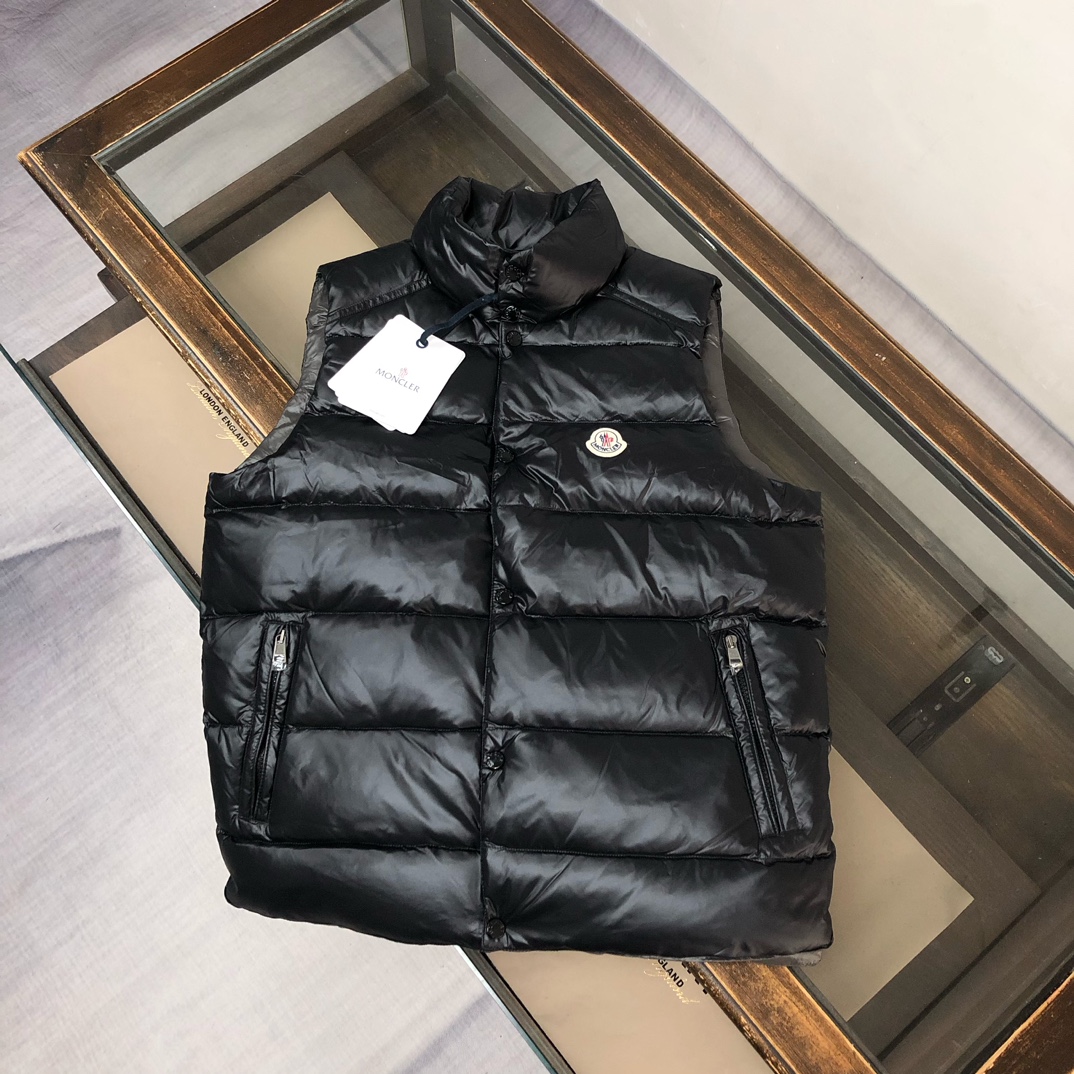 蒙口Moncler 经典羽绒Tib马甲背心🥰🥰立领的设计灵感来自于Moncler 80年代的标志性外套🧥