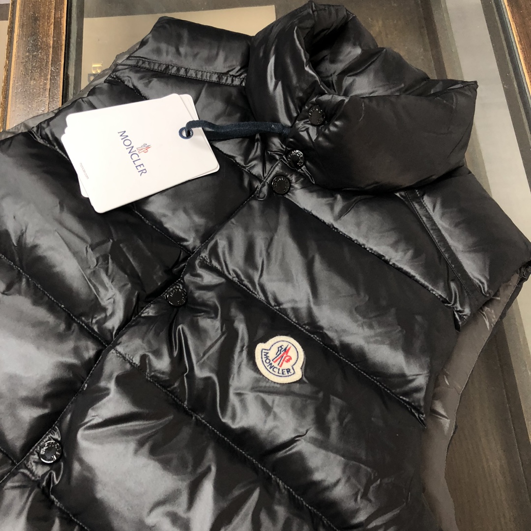 蒙口Moncler 经典羽绒Tib马甲背心🥰🥰立领的设计灵感来自于Moncler 80年代的标志性外套🧥