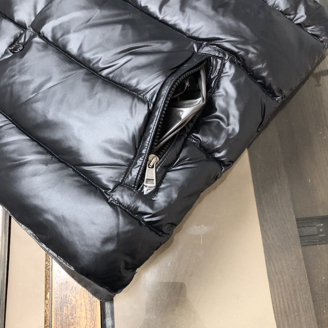 蒙口Moncler 经典羽绒Tib马甲背心🥰🥰立领的设计灵感来自于Moncler 80年代的标志性外套🧥
