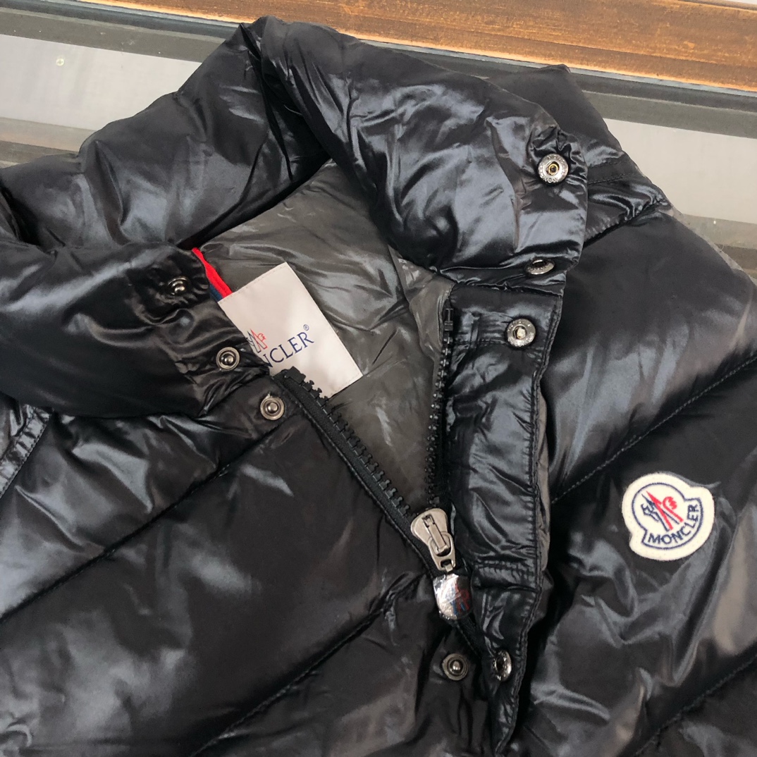 蒙口Moncler 经典羽绒Tib马甲背心🥰🥰立领的设计灵感来自于Moncler 80年代的标志性外套🧥