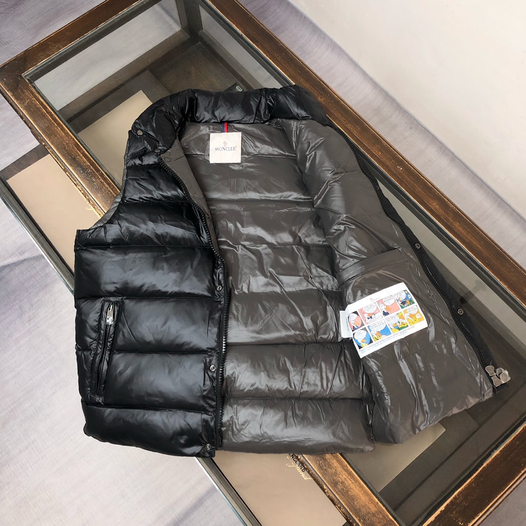 蒙口Moncler 经典羽绒Tib马甲背心🥰🥰立领的设计灵感来自于Moncler 80年代的标志性外套🧥