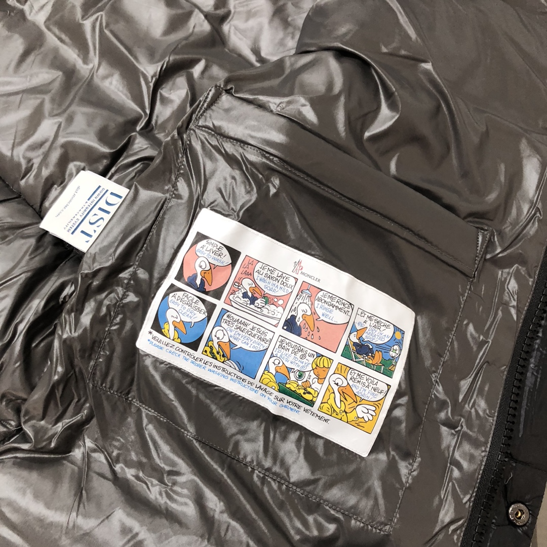 蒙口Moncler 经典羽绒Tib马甲背心🥰🥰立领的设计灵感来自于Moncler 80年代的标志性外套🧥